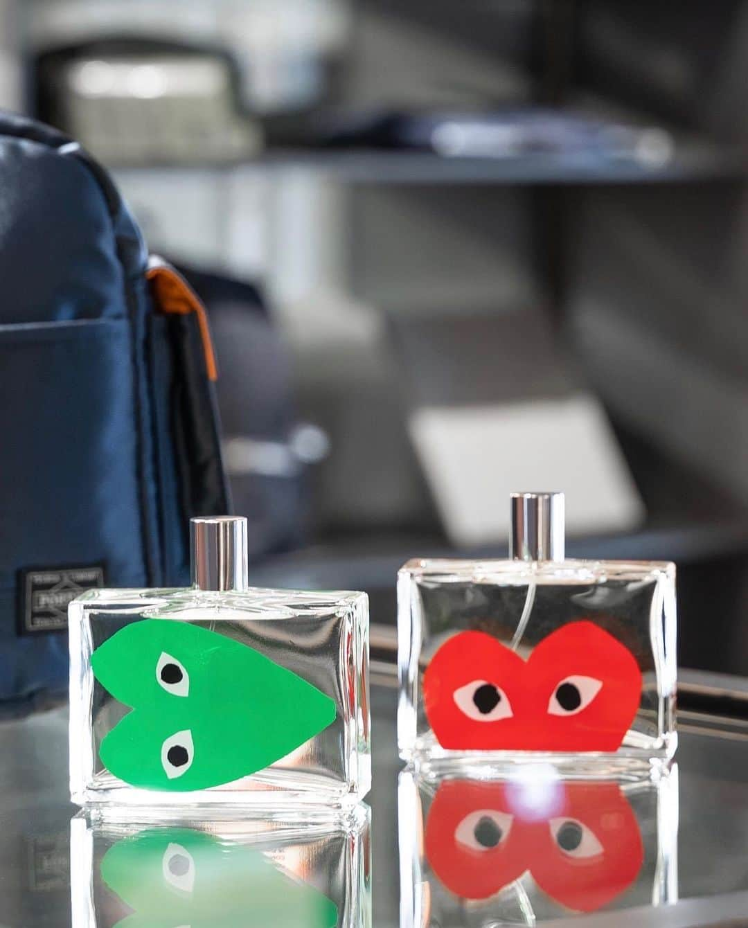 吉田カバン 表参道さんのインスタグラム写真 - (吉田カバン 表参道Instagram)「⁡ 「CDG PARFUMS（コムデ ギャルソン パルファム）」 ⁡ 1994年にフランス・パリで設立されたコムデ ギャルソンの中でもフレグランスに特化したブランドです。 ⁡ "アンチ・パフューム"をコンセプトに、従来の装いを完成させるのではなく自分を奮い立たせるような香りを目指しています。 ⁡ RED： 柑橘系の爽やかな香りとゼラニウムなどのフローラルな香りがミックスされ、甘くフェミニンですっきりしたファーストノートが演出されています。セカンドノートはハーブ系の大人の香りが、最後にはシナモンのまったりした深く上質な優しい雰囲気を持つ香りが残ります。 ⁡ GREEN： ハーブ系のミントやライム、ベリーなど爽やかでフレッシュなファーストノートです。 ジャスミンを中心とした軽い香りが続き、最後にシダーなどのウッディ系の香りにベチベールのハーブ系の香りが重なったラストノートです。 ⁡ CDG Parfums Play Red Eau de Toilette （100ml natural spray)　 ￥12,100 (tax included) ⁡ CDG Parfums Play Green Eau de Toilette （100ml natural spray)  ￥12,100 (tax included) ⁡ PORTER flagshipstoreでは、世界中を歩いて出合った素晴らしいセレクトアイテムを多数ご用意しています。ぜひ店頭でご覧ください。 ⁡ #heartandsoulintoeverystitch #porterflagshipstore #omotesando #tokyo #osaka #吉田カバン #ポーター #一針入魂」11月27日 17時56分 - porter_flagship_store