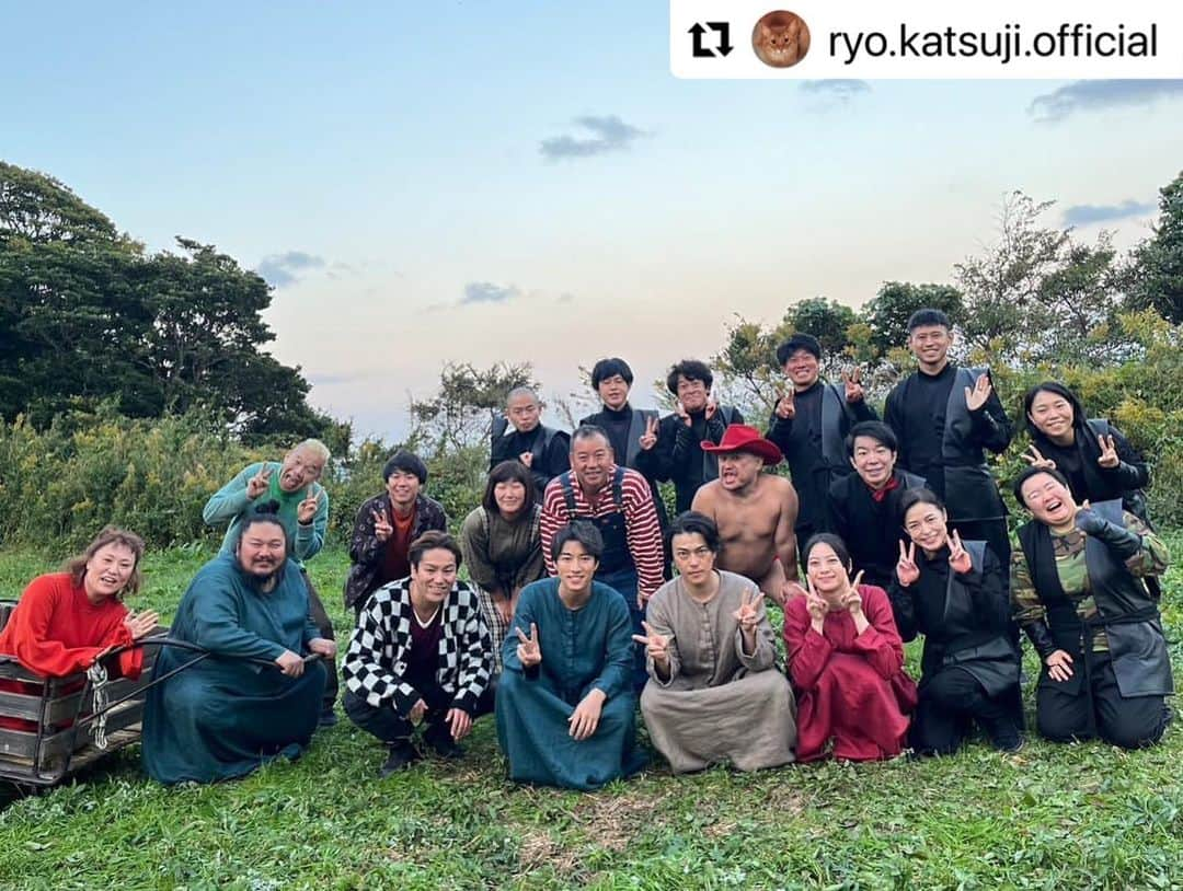 山下リオさんのインスタグラム写真 - (山下リオInstagram)「思い出写真。 @ryo.katsuji.official 写真を拝借してアップします！ 俳優たちも、台本があるようでないという、、、なんとも不思議な現場でした。最後まで勝地さんに引っ張っていただきました。  芸人さんたちは、最後の最後までめちゃくちゃかっこよかったです。  @primevideojp  #ここは笑いのふしぎ堂書店」11月27日 17時58分 - rio_yamashita_official