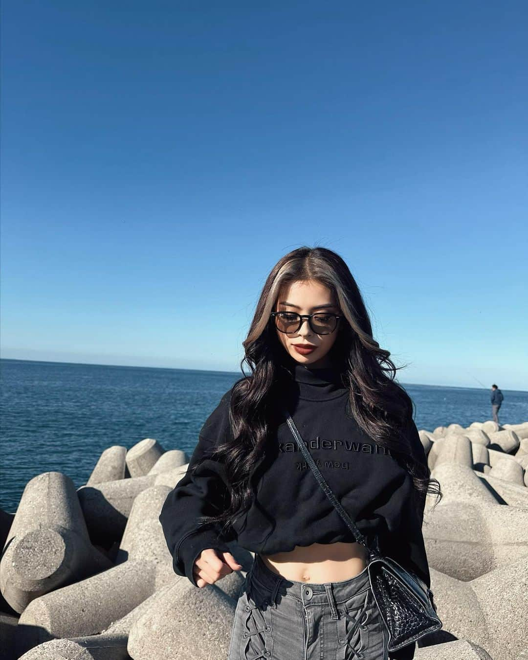 あやか（石山彩花）さんのインスタグラム写真 - (あやか（石山彩花）Instagram)「🌊🖤 車で行くノープランぶらり富山旅行たのしかた🫶🏻  このヘアカラーカワイくて 再カラーとトリートメントしてきた🖤 @dest_tanaka_katsuya さん 痛みまくってる髪をケアしてくれてありがとございます🥹🙌 大宮なので埼玉の方はぜひ🥰🫶🏻  #ヘアカラー #富山旅行 #蜃気楼」11月27日 17時59分 - ayakateen821