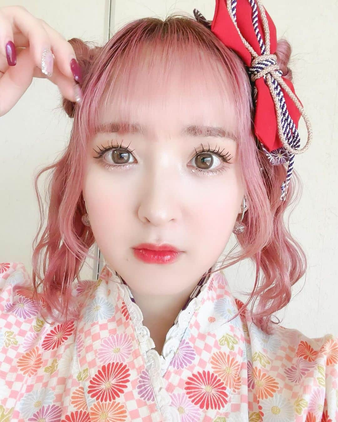 谷口夢奈さんのインスタグラム写真 - (谷口夢奈Instagram)「🎀 ⁡ ⁡ まつげはセルフ🪽🩷 束感まつげを作ってみたよ！ ⁡ メイクさんが褒めてくれたの！ 束感作るのもちょっと慣れてきた✨ ⁡ ⁡ 2日連続袴を着まして、 いつもどんな髪に合わせようかな〜とか、 次いつ着れるかな〜と思いながら 楽しませてもらってます❣️ ⁡ ほんとにいつ着ても可愛いなあ🥰 ⁡ ⁡ ⁡ #温泉むすめ #温むす #白浜 #白浜温泉 #袴 #袴ヘアアレンジ #袴ヘア #ヘアアレンジ #ピンクヘアー #オサレカンパニー #stylinghair #pinkhair #ootd #셀스타그램 #얼스타그램 #데일리룩 #오오티디」11月27日 17時59分 - yuna_tani