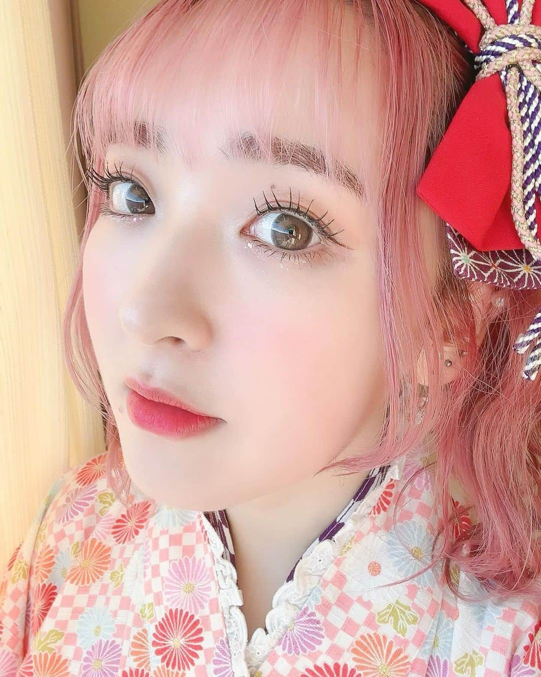 谷口夢奈さんのインスタグラム写真 - (谷口夢奈Instagram)「🎀 ⁡ ⁡ まつげはセルフ🪽🩷 束感まつげを作ってみたよ！ ⁡ メイクさんが褒めてくれたの！ 束感作るのもちょっと慣れてきた✨ ⁡ ⁡ 2日連続袴を着まして、 いつもどんな髪に合わせようかな〜とか、 次いつ着れるかな〜と思いながら 楽しませてもらってます❣️ ⁡ ほんとにいつ着ても可愛いなあ🥰 ⁡ ⁡ ⁡ #温泉むすめ #温むす #白浜 #白浜温泉 #袴 #袴ヘアアレンジ #袴ヘア #ヘアアレンジ #ピンクヘアー #オサレカンパニー #stylinghair #pinkhair #ootd #셀스타그램 #얼스타그램 #데일리룩 #오오티디」11月27日 17時59分 - yuna_tani