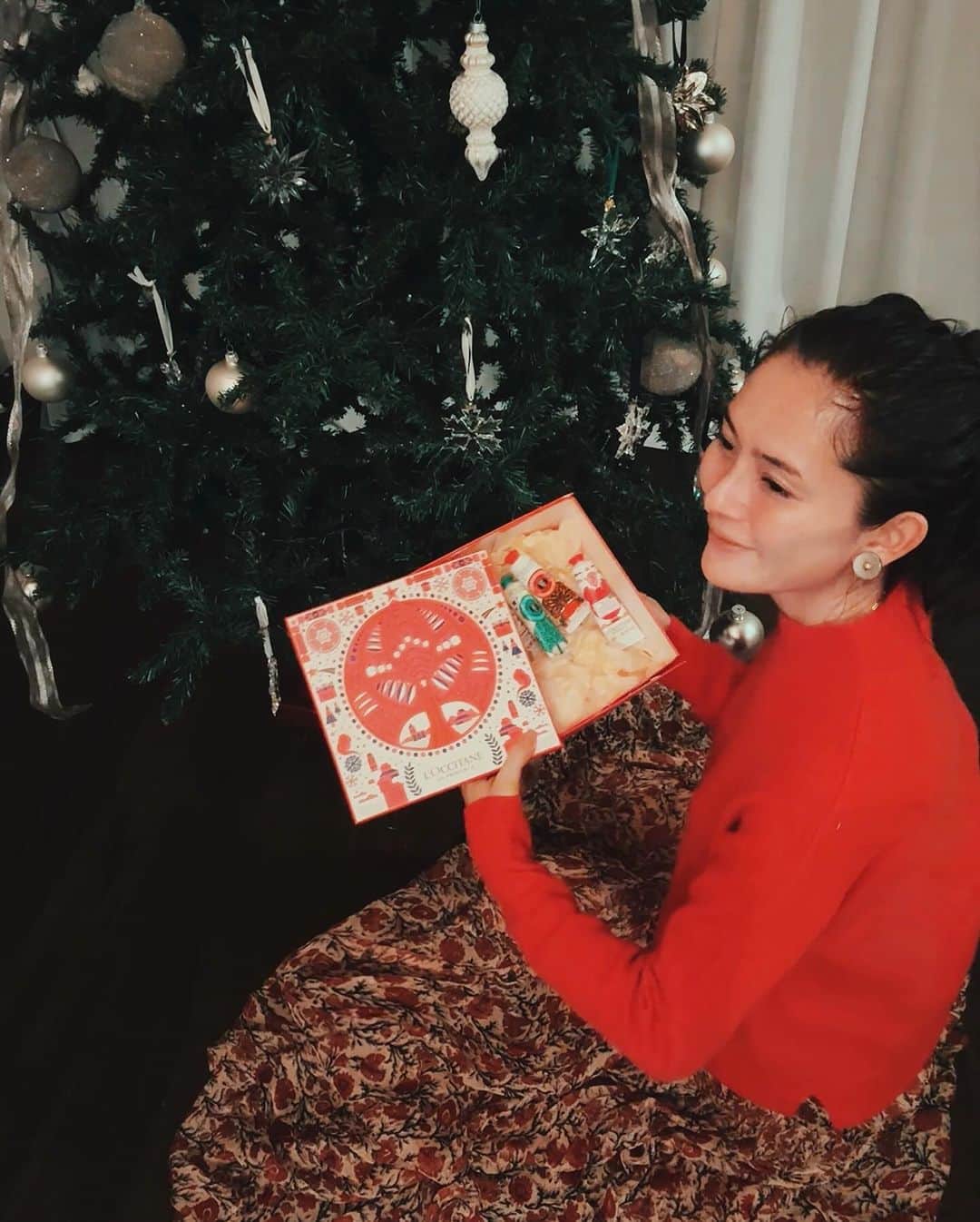 白澤貴子さんのインスタグラム写真 - (白澤貴子Instagram)「The petit gifts for happy holiday by @loccitane_jp  師走でバタバタしすぎてはいるけれど できればたくさんの友人を 我が家に呼んで温かなひとときを 過ごしたい今年のホリデーシーズン。  そんな時気負わずに、 でも誰にでも喜んでもらえる 小さな贈り物を用意したい！  そう思う私がよく選ぶもののひとつが 香りと、つけた後のしっとりとした肌で 幸せな気持ちをもたらしてくれる ハンドクリーム。  #ロクシタン の限定ハンドクリームは 目に入った途端ホリデームードを 盛り上げてくれる楽しいパッケージと お手頃なプライスで プチギフトに何もかもがちょうどいい🎄  この時期はただ渡すのではなく、 クリスマスツリーの枝の間に忍ばせ それぞれのゲストに好みを見つけてもらう 我が家流の仕掛けで楽しんじゃう予定♡  #loccitanepr #JOYwithloccitane #クリスマスコフレ ＃ロクシタン #クリスマスギフト」11月27日 17時59分 - takakoshirasawa