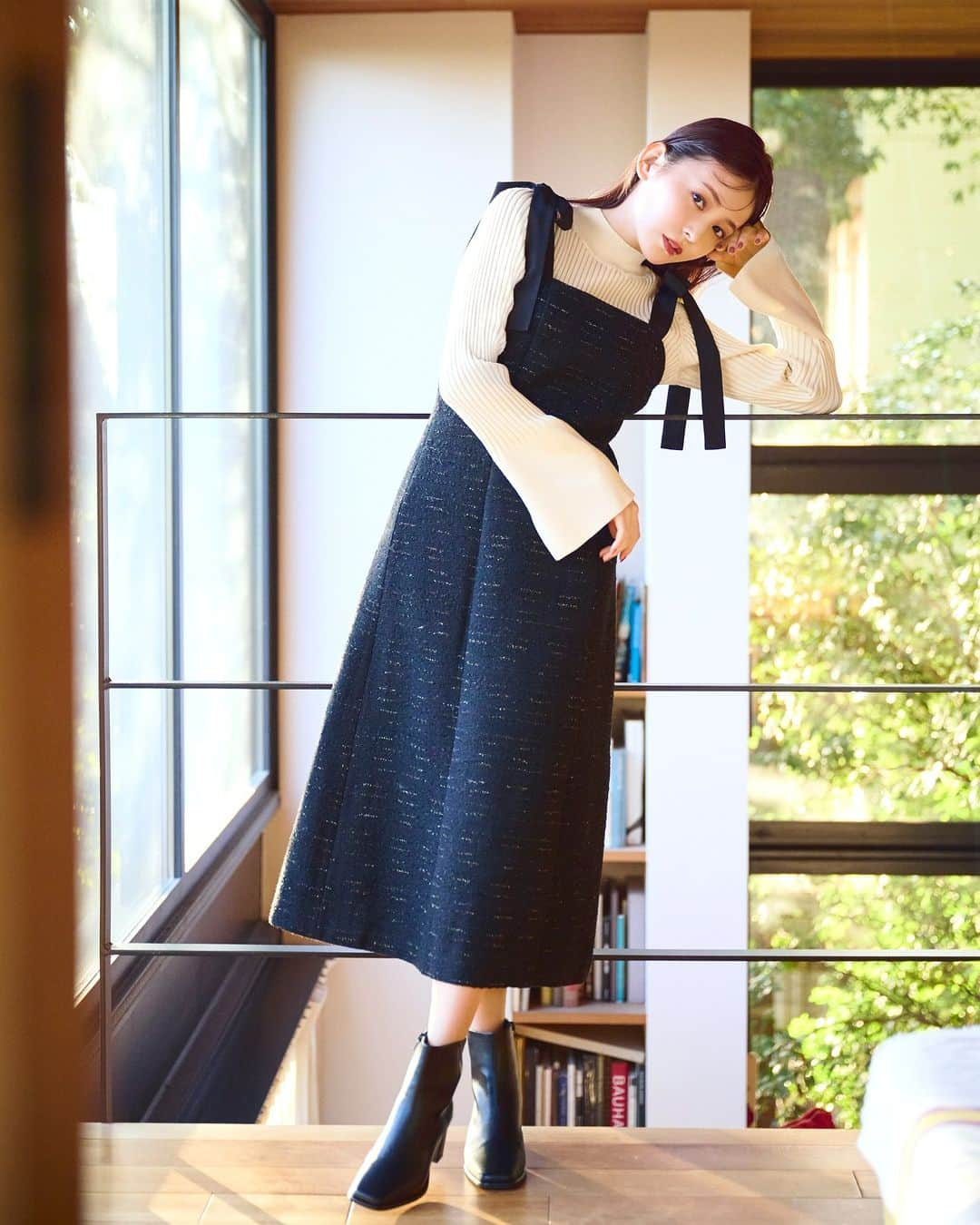 NATURAL BEAUTY BASICのインスタグラム：「久間田琳加さんが着こなす Limited Editionの第2弾をお届け♡  【Jumper-skirt】  リボン状の肩ヒモがフェミニンなジャンパースカート。 シャイニーなツイード素材が今年らしいドラマチックな表情を演出。 胸下からゆるやかに広がるフレアシルエットが 美スタイルを約束してくれます。  ■ショルダーリボンナロージャンスカ(Limited Item) ¥13,970 tax in size:S/M color:クロ系/オフ系 #0173240130  -styling-  画像1.2枚目 ■ベルスリーブニット ¥7,480 tax in size:M/PS color:ライトイエロー/ピンク(クロ.オフ.モカ.ライトブルー) #0173270130  画像3-5枚目 ■クロップドバイカラーアンサンブルニット ¥10,890 tax in size:FR color:ネイビー×オフ/グレー×オフ/アイボリー×クロ  #0173275150  --  Limited Edition VOL.2 Meets.Rinka Kumada  ビジュー付きニットにショルダーリボンのツイードジャンスカ、 ラッフルをたっぷりとあしらったティアードスカート… イベントごとが多くなるこれからのシーズンにジャストな 着映え感抜群のある新作がずらり。  新作のLimited　Editionは 11/25(土)～SANEI bd ONLINEにて予約スタート 12/1(金)～SANEI bd ONLINE・限定店舗にて 発売となります✨  限定アイテムなので、 売り切れる前にぜひCheckしてみてください♪  #久間田琳加 さん #ジャンスカ #シンプルニット #フレアスリーブニット #アンサンブル #バイカラーニット #限定アイテム #限定商品 #秋コーデ #冬コーデ #お出かけコーデ  #着回しコーデ  #オフィスコーデ #オフィスカジュアル #通勤コーデ #大人可愛い #カラーコーデ #着回しコーデ #きれいめカジュアル #ベーシックコーデ #ベーシック #ナチュラルコーデ #トレンドスタイル #シンプルコーデ #ナチュラルビューティーベーシック #naturalbeautybasic」