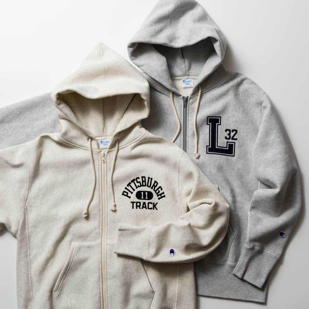 Champion Japanさんのインスタグラム写真 - (Champion JapanInstagram)「【REVERSE WEAVE® ZIP HOODED SWEATSHIRT】  洗うほどにタフになり、着こむほどに独特の風合いや味が出る裏起毛素材を使用した「REVERSE WEAVE® 11.5oz. Terry Fleece」シリーズのジップフーデッドスウェットシャツです。  プリントデザインは2タイプで展開。 カレッジ風グラフィックを現代風にアレンジしたLOS ANANGELSと頭文字のLを合わせたデザイン、そしてPITTSBURGHとカプセルとを組み合わせたデザインからセレクトできます。  そしてネームタグは1970年代モデルの「青単タグ」を採用。ファスナー部分には樹脂製のビスロンジップを使用するなど細部までこだわりました。同素材のスウェットパンツでセットアップコーデも楽しめます。  ■Item：REVERSE WEAVE® Zip Hooded Sweatshirt ■Number：C3-Y110 ■Color：シルバーグレー, ブラック, ボトルグリーン, オートミール ■Size：S, M, L, XL ■Price：￥15,180  #Champion #REVERSEWEAVE #ZIPHOODEDSWEATSHIRT #ジップパーカー #パーカー #リバースウィーブ #スウェットシャツ #スウェット #フルジップ #セットアップ #Casual #カジュアル #カジュアルスタイル #カジュアルコーデ #チャンピオン #23FW」11月27日 18時00分 - champion_japan