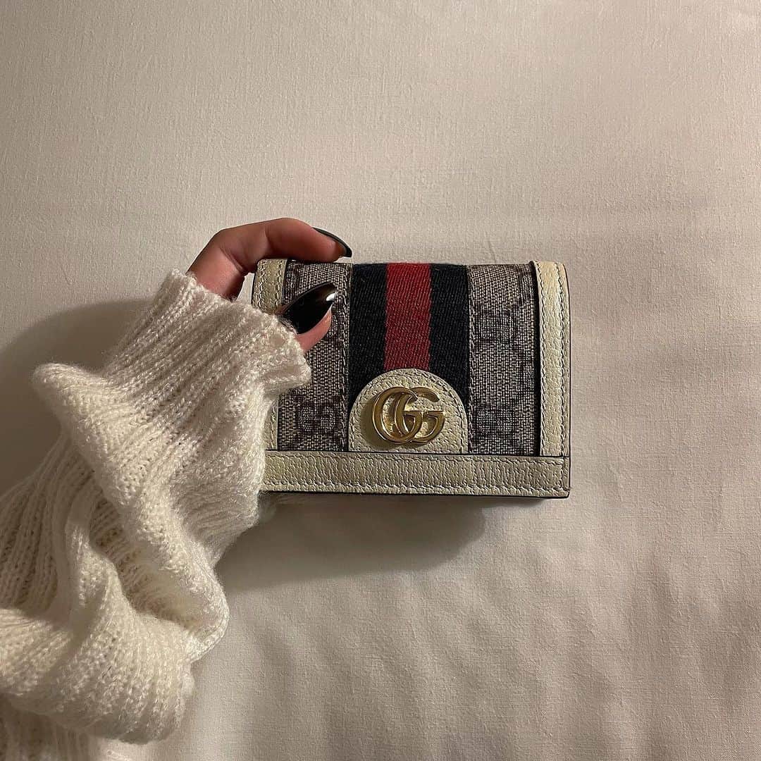 RiLiさんのインスタグラム写真 - (RiLiInstagram)「クリスマスプレゼントにもオススメ🎅🎄【ミニウォレット】👛♡  自分へのご褒美はもちろん、 プレゼントとしても喜ばれることまちがいなし👌🏻 ̖́-‬な 【ミニウォレット】を集めてみたよ✨️  豊かな収穫の時期である秋の季節に お財布を新調すると金運up効果があるみたい💰⤴️♡  ぜひ参考にしてみてね🪄︎︎  R i L i 編 集 部 🫧 Editor-chief @aosimmdr Editor @micomy_02 Writer @‌pink_breathing  🤍🤍🤍  Special thanks💐 Photo by⁣⁣ p.1 @0623.k__  p.2 @yuchan__8  p.3 @kinkinkin00  p.4 @pppccc0410  p.5 @unami_chiii  p.6 @1999.117  p.7 @___.haba_  p.8 @june_.o  p.9 @_r.0xon01   RiLiで紹介してもらいたい子は #rili_tokyo を付けてね❕  ⁣  #ミニウォレット #ミニ財布 #ブランド財布 #ブランドミニ財布 #ブランドウォレット #ミュウミュウ財布 #miumiu財布 #セリーヌ財布 #CELINE財布 #マルジェラ財布 #ロエベ財布 #LOEWE財布 #ボッテガヴェネタ財布 #ヴィトン財布 #matinkim #ヴィヴィアン財布 #誕生日プレゼント #クリスマスプレゼント #クリスマスギフト #お洒落さんと繋がりたい」11月27日 18時00分 - rili.tokyo