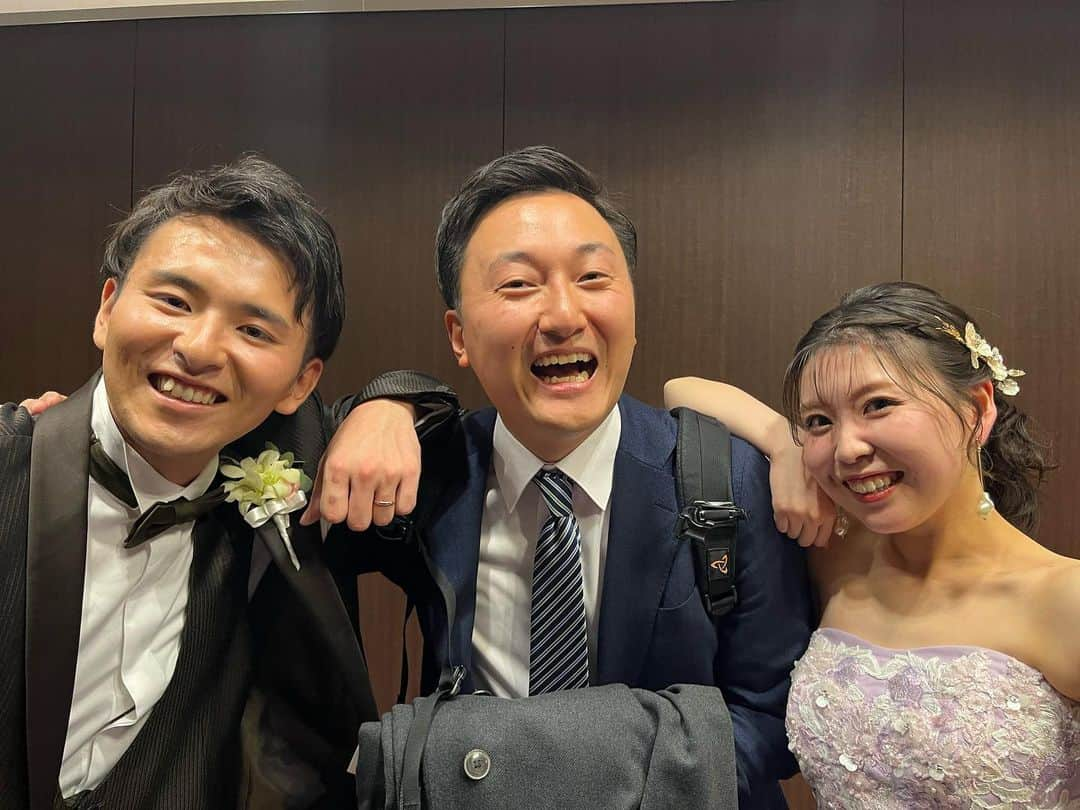 宮澤奎太のインスタグラム：「大学時代の友人の結婚式で 司会をするため、週末から関東に帰っていました！  初めてのことだったので、かなり緊張してしまい、序盤からカミカミモードに…  それでも久しぶりに会う友達の一生の晴れ舞台に携われて本当によかったなー  新婦の手紙は少し涙こらえながら見てました〜  #結婚式 #司会 #KKT #アナウンサー #宮澤奎太」