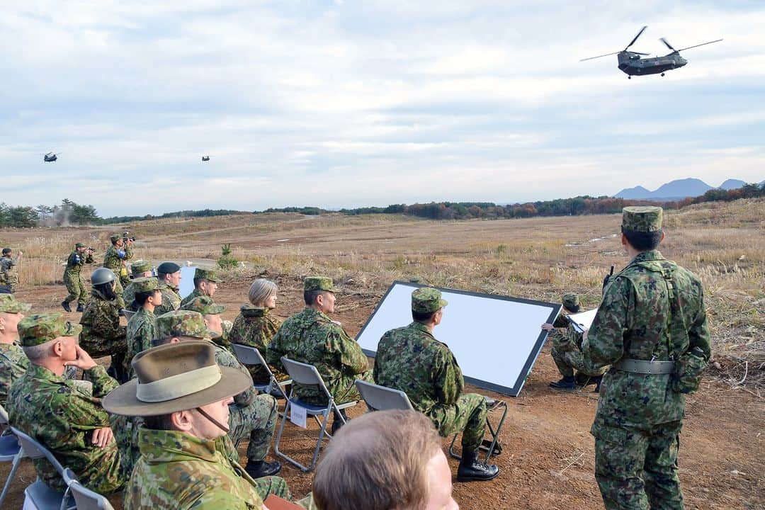 陸上自衛隊さんのインスタグラム写真 - (陸上自衛隊Instagram)「１１月２３日（木）、王城寺原演習場において #第１空挺団、第１王立グルカライフル大隊等が実施した日英共同訓練の状況をロングボトム駐日英大使と森下陸幕長が視察しました。 両者は「自由で開かれたインド太平洋の維持・強化」のため、陸自と英陸軍が密接に連携する必要性について認識を共有しました。🇬🇧🇯🇵  H. E. Ms. Julia Longbottom CMG, Ambassador of UK to Japan, and GEN Morishita, JGSDF Chief of Staff, observed the bilateral field training exercise “VI23” conducted by 1st Airborne Brigade and 1st Royal Gurke Rifle at the Ojyojibara Maneuver Area on Thursday, November 23, 2023. The two shared the recognition of necessity of close cooperation between the JGSDF and the British Army to maintain and strengthen a "Free and Open Indo-Pacific“.🇬🇧🇯🇵」11月27日 18時01分 - jgsdf_pr