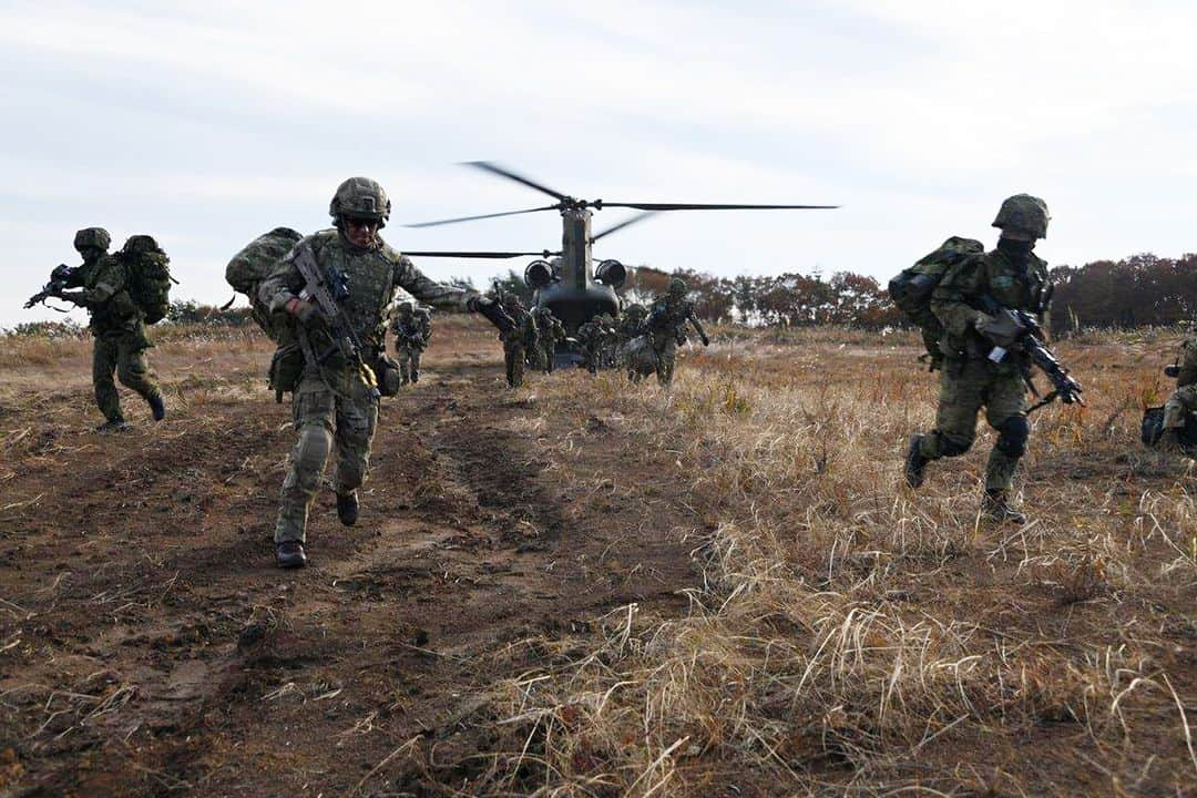 陸上自衛隊のインスタグラム：「１１月２３日（木）、王城寺原演習場において #第１空挺団、第１王立グルカライフル大隊等が実施した日英共同訓練の状況をロングボトム駐日英大使と森下陸幕長が視察しました。 両者は「自由で開かれたインド太平洋の維持・強化」のため、陸自と英陸軍が密接に連携する必要性について認識を共有しました。🇬🇧🇯🇵  H. E. Ms. Julia Longbottom CMG, Ambassador of UK to Japan, and GEN Morishita, JGSDF Chief of Staff, observed the bilateral field training exercise “VI23” conducted by 1st Airborne Brigade and 1st Royal Gurke Rifle at the Ojyojibara Maneuver Area on Thursday, November 23, 2023. The two shared the recognition of necessity of close cooperation between the JGSDF and the British Army to maintain and strengthen a "Free and Open Indo-Pacific“.🇬🇧🇯🇵」