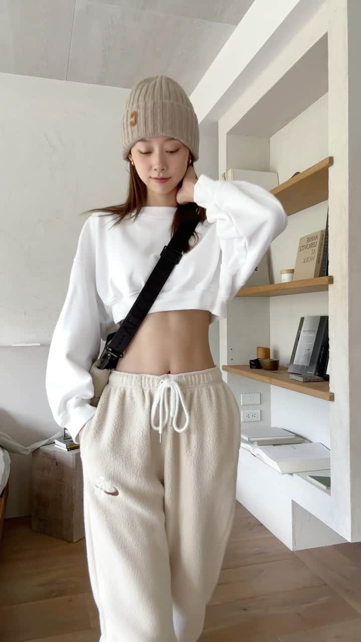 吳斐莉のインスタグラム：「最近大概只有最後一套可以穿到 其他只能拍影片時穿😂 (到底什麼時候才要變冷)  因為最近屁屁變大了 之前買了百褶裙還差點拉不起來🤣」