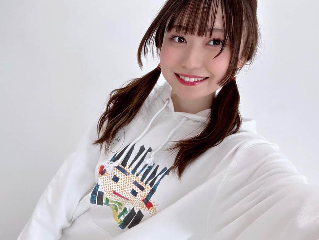 のインスタグラム：「声優グランプリOPENREC特番💨 （番組グッズのフーディーを着させていただきました✌🏻） ⠀ トロちゃんこと天野聡美ちゃんと一緒にお送りしました❣️ これからもまたこういうコラボ？とかしてみたい！ ⠀ トロちゃんのブイちょーだい♡可愛かったな...」