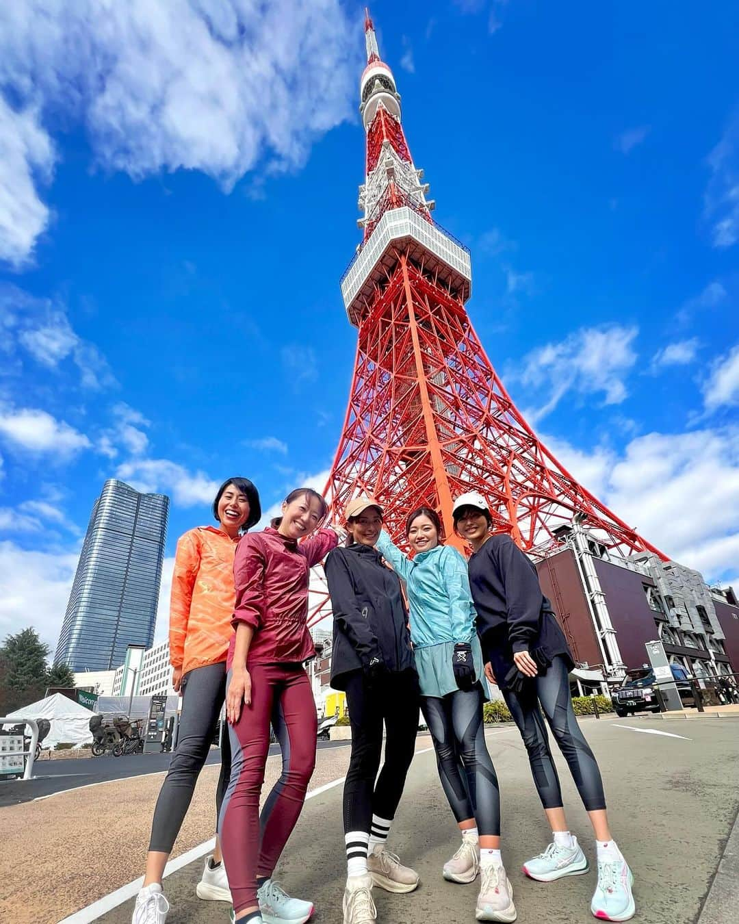 MINAMIのインスタグラム：「先週の土曜日はいいお天気の中朝から7キロくらいのランニング🏃‍♀️☀️ #アシックスランニングプログラム のメンバーで😊 みんなで走ると楽しいです😆 最初は全然走れなかったけど走れるようになってきて嬉しい😊❤️ シューズ、ウェアみんな @asicsrunning_jp @asics_japan 🫶 お天気もめちゃくちゃ良くて、東京タワーも綺麗でした🗼✨ ありがとうございました😊❤️  . #pr #ゴルフ #ゴルフ女子 #ゴルフ男子 #スポーツ女子 # #golf #golfing #golfer #golfwear #ゴルフウェア #ゴルフコーデ #YouTube #골프 #골프여자 #高尔夫  #instagolf  #東京レガシーハーフマラソン #GELKAYANO」