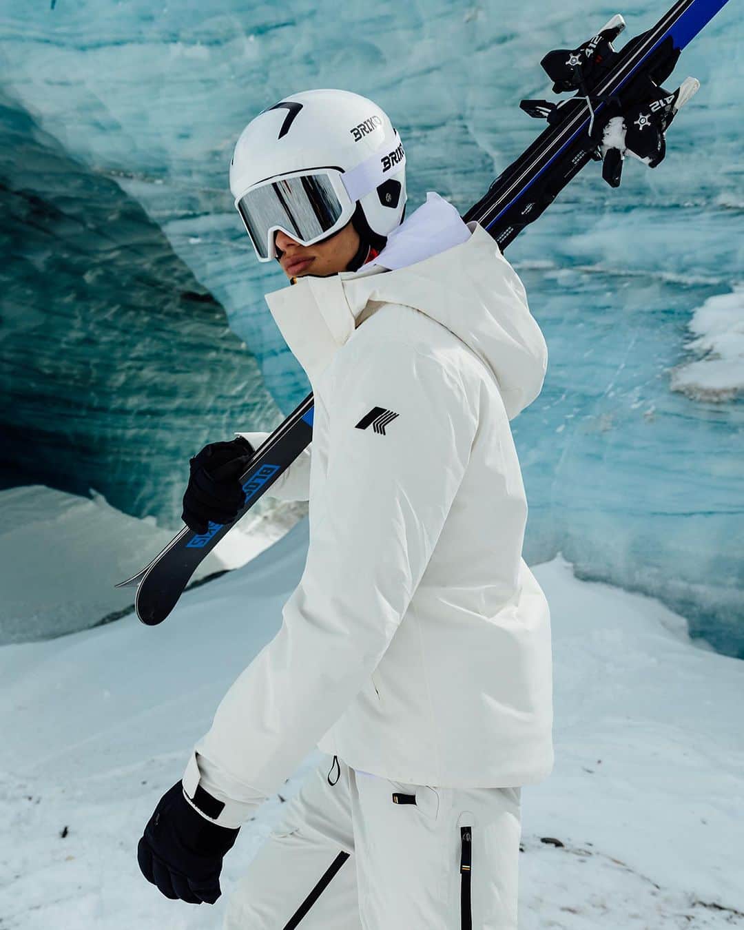 ケイウェイのインスタグラム：「Unleash the thrill on the slopes! Experience the sheer joyof skiing amplified with the right protection.   Discover the ski collection on www.kway.com  #KWAY」