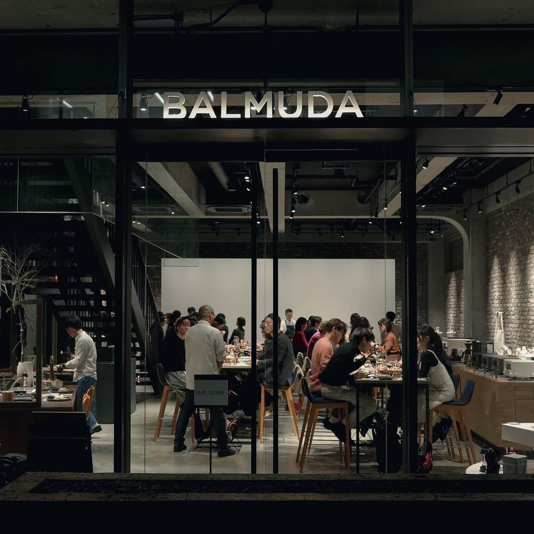BALMUDA (バルミューダ) さんのインスタグラム写真 - (BALMUDA (バルミューダ) Instagram)「【イベントレポート】Tasty Night with BALMUDA を開催しました . 2023年11月17日（金）、東京・南青山の旗艦店 BALMUDA The Store Aoyamaにて、ニュースメール会員さま向けのイベント「Tasty Night with BALMUDA」を開催しました。 この度のイベントは、今年3月に迎えたバルミューダ創業20周年と青山の旗艦店のオープン2周年を記念し、いつも応援いただいている皆さまへの感謝の気持ちを込めて開催。新製品のBALMUDA The Plate ProとリニューアルしたばかりのBALMUDA The Toaster Pro。Proシリーズが実現する特別なおいしさをお届けしたいという想いから、製品開発に関わったバルミューダのシェフ・岡嶋がこの日のためだけに特別なメニューを考案しました。 . イベントには、マーケティング担当やプロダクトデザイナー、エンジニアも参加し、ご来場の皆さまと貴重な時間を過ごしました。参加いただいたお客さまからは、「トースターでのお餅の焼き方」や「スピーカーが家での掃除の相棒になっています」、「扇風機は何台も持っています」など日々の使い方やご愛用のシーンなども教えていただき、社員一同嬉しく感じるひとときとなりました。 . バルミューダのニュースメールでは、新製品の情報や、さまざまなレシピ、ニュースメール会員さま限定の特別なイベントへのご招待などをお届け。ぜひウェブサイトより、ニュースメール購読にご登録ください。 . . #バルミューダ #BALMUDA #TastyNight」11月27日 18時13分 - balmuda