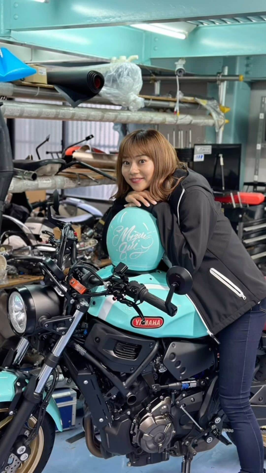 指出瑞貴のインスタグラム：「🏍️🩵🏍️🩵🏍️  #yamaha #yamaha女子 #ヤマハ #ヤマハ女子 #xsr700 #カスタムバイク  Have you seen the response article yet?😏 もう#response さんの記事は見ましたか?♡ ハイライトにあるのでみてね  https://response.jp/article/2023/11/18/376828.html  どこ行っても声かけられるバイク🩵🩵 初めてこのバイクとご対面した日☺️ るんるんすぎてずーっと眺めてました。ライダーの素敵な先輩方のご意見サポート元に完成された世界に一つ🏍️🩵🩵  このバイク、名前何にしようかなぁ？何がいいかな?🥺」