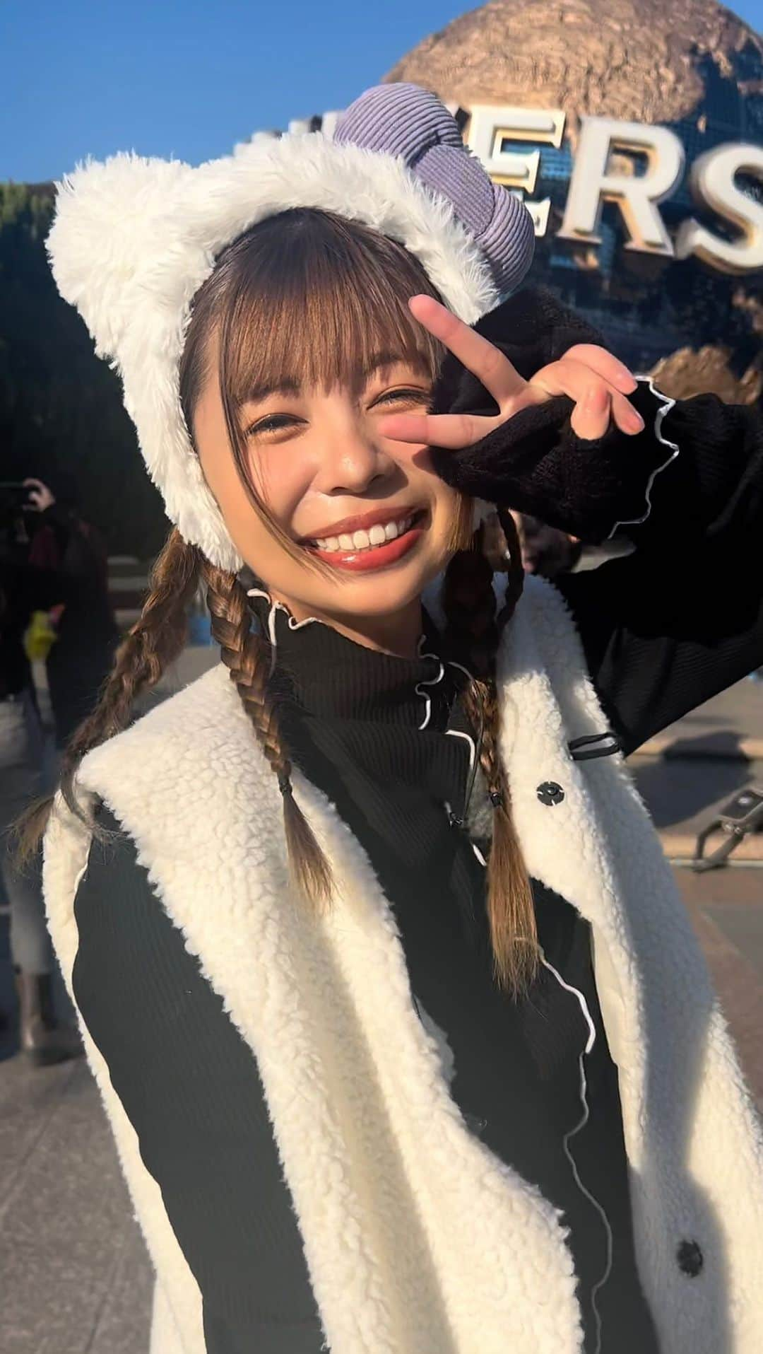 服部さやかのインスタグラム：「USJいってきたー🎄✨ 朝と夜は冷えるけどお昼はあったかかったから ベストがベスト〜☝️ ふわふわで気に入っている。  #doux. #ドゥ #ボアロングベスト #pr」