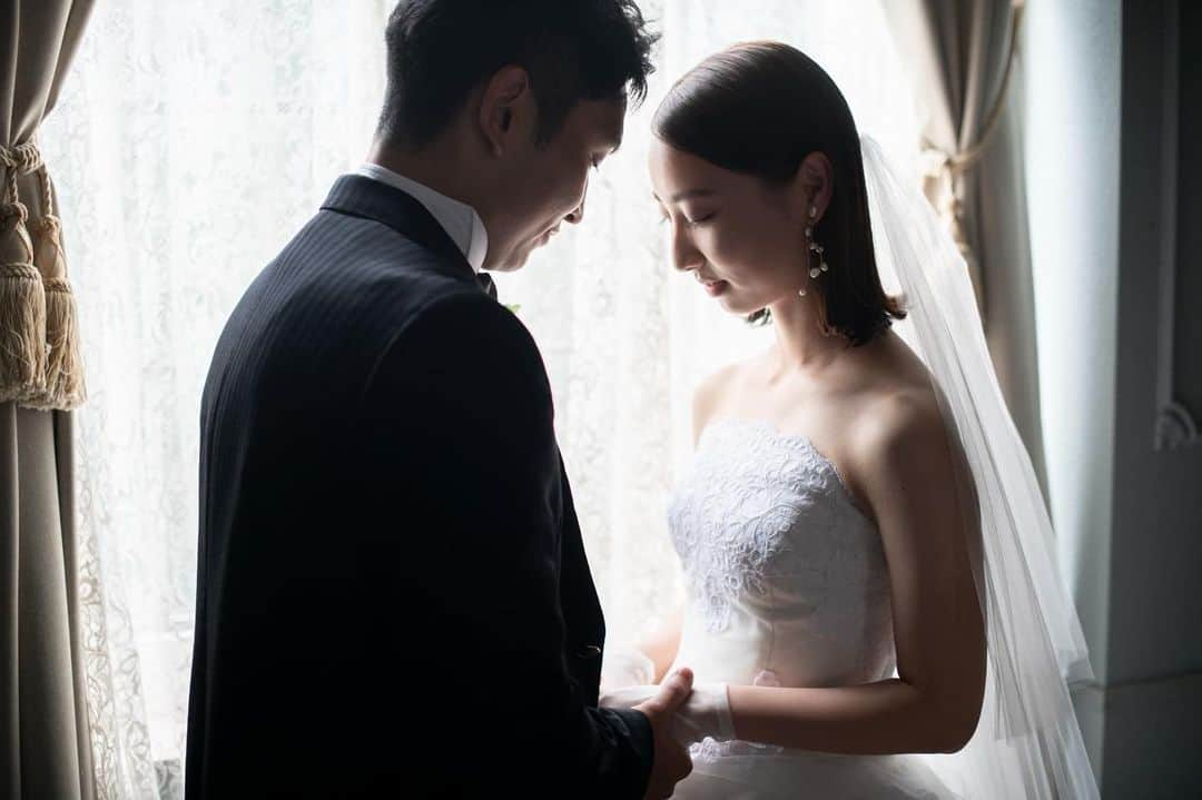 【公式】小さな結婚式さんのインスタグラム写真 - (【公式】小さな結婚式Instagram)「. @petit.wedding をフォローしてね♩ #小さな結婚式 をつけてのお写真投稿も大歓迎です♡ こちらの公式IGでリグラムさせていただきます＊ . 挙式前の緊張感が伝わる一枚。  これからはじまる厳かなセレモニーに向けて おふたりの夫婦になる思いが伝わってきます。 . >>#小さな結婚式松山店 . ——————— #petitwedding #ラヴィファクトリー #前撮り #結婚式 #プレ花嫁 #卒花 #家族婚 #少人数結婚式 #ウェディング #wedding #bridal #weddingdress #花嫁 #挙式 #結婚式準備 #式場探し #日本中のプレ花嫁さまと繋がりたい #結婚式の思い出に浸る会 #結婚準備 #愛媛花嫁 #ウェディングフォト #花嫁コーディネート #結婚式挙式 #チャペル #バージンロード #花嫁コーデ #フォトウェディング #結婚式場」11月27日 18時13分 - petit.wedding