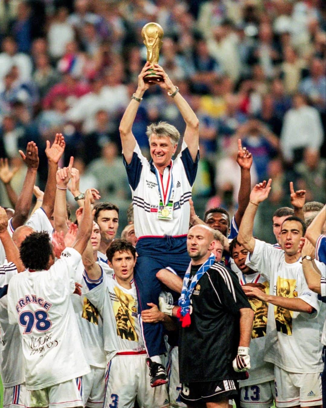 のインスタグラム：「𝙇𝙀́𝙂𝙀𝙉𝘿𝘼𝙄𝙍𝙀 ✨  Premier entraîneur à remporter la Coupe du Monde avec la France, 𝑨𝒊𝒎𝒆́ 𝑱𝒂𝒄𝒒𝒖𝒆𝒕 fête ses 𝟖𝟐 𝒂𝒏𝒔 aujourd'hui 🎂💙  𝑱𝒐𝒚𝒆𝒖𝒙 𝒂𝒏𝒏𝒊𝒗𝒆𝒓𝒔𝒂𝒊𝒓𝒆 Aimé 🙌  #FiersdetreBleus」