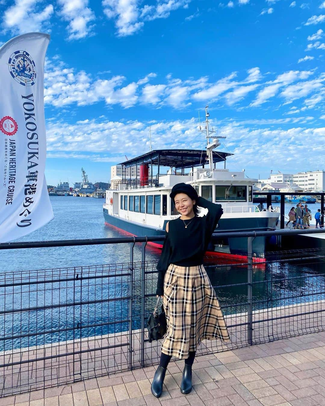 石岡麻奈美さんのインスタグラム写真 - (石岡麻奈美Instagram)「横須賀で軍港クルーズ。 日本や海外の貴重な軍艦を沢山見ました。  偶然にも、中々見られない潜水艦も登場！ 私は船の免許を取り、上映中の映画『沈黙の艦隊』も観た後だったので大興奮でした👏  もちろん横須賀海軍カレーも食べましたよ🍛  一目惚れしたかわいい海軍ポーチをお土産に買いました。 船員服の生地で作られ、階級を表す袖章の金線も熟練の職人さんの手縫だそうです。  船好きにはたまらない横須賀でした。」11月27日 18時06分 - manami_ishioka