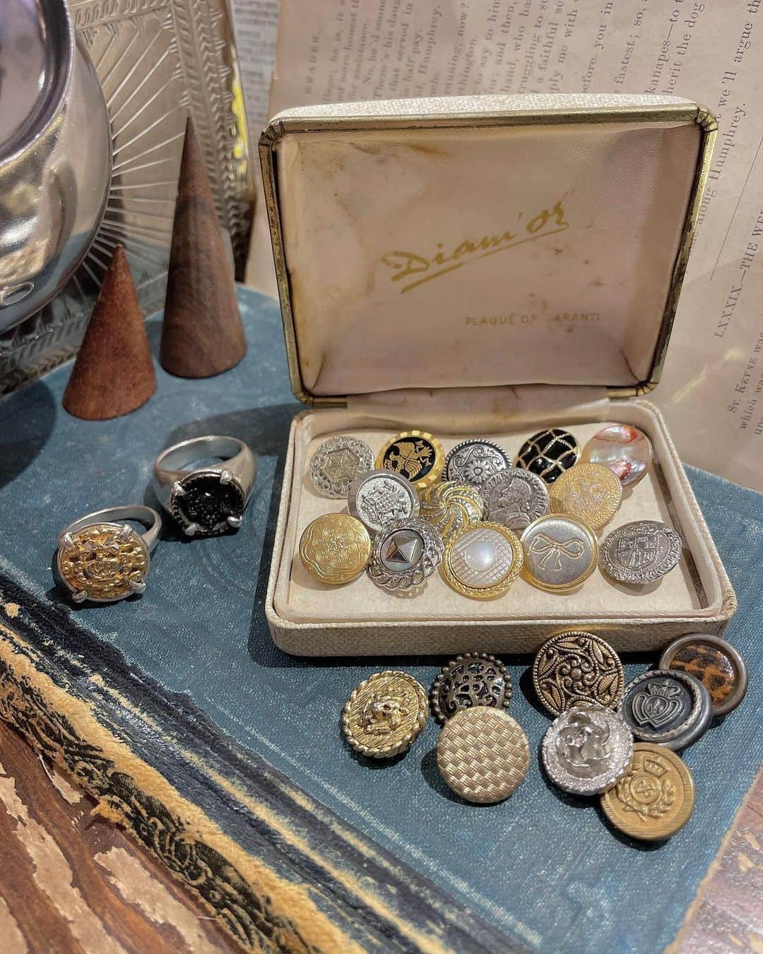 Amijed Officialさんのインスタグラム写真 - (Amijed OfficialInstagram)「Vintage Button Ring 受注会 期間限定開催のお知らせ🌼🕊🌿  【Vintage Button Ring】 世界各国から集めたヴィンテージのボタンをお選び頂き、オリジナルのシルバーリングをお作り致します。店頭にてボタンをお選び頂き、リングサイズと併せてオーダーを受付いたします。✨  【受注期間】 11/30(木)-12/4(月) open 11:00-20:00 ・ 12/1(金)は、Laforet Private Partyのため 通常営業　11:00-17:00 パーティー　18:00-21:00 となっております🥂 夜はインビテーションが必要です✉️ご希望の方はDMにてご連絡ください✨ at ラフォーレ原宿2F Amijed  【店頭にて受付】 受注から数週間後にお届けとなります🕊 ※店頭でお受け取り又は郵送にてお届け  【Ring Size】 細めの土台　5号-19号 太めの土台　6号-26号 お持ち込みのボタンも相談可能です。 お気軽にDMまたは店頭にお持ち込みくださいませ🌿  【Price】 リング土台(¥11880 , ¥15840) ＋ボタン料金(種類により異なります)  みなさまのご来店、心よりお待ちしております🌞」11月27日 18時07分 - amijed_official