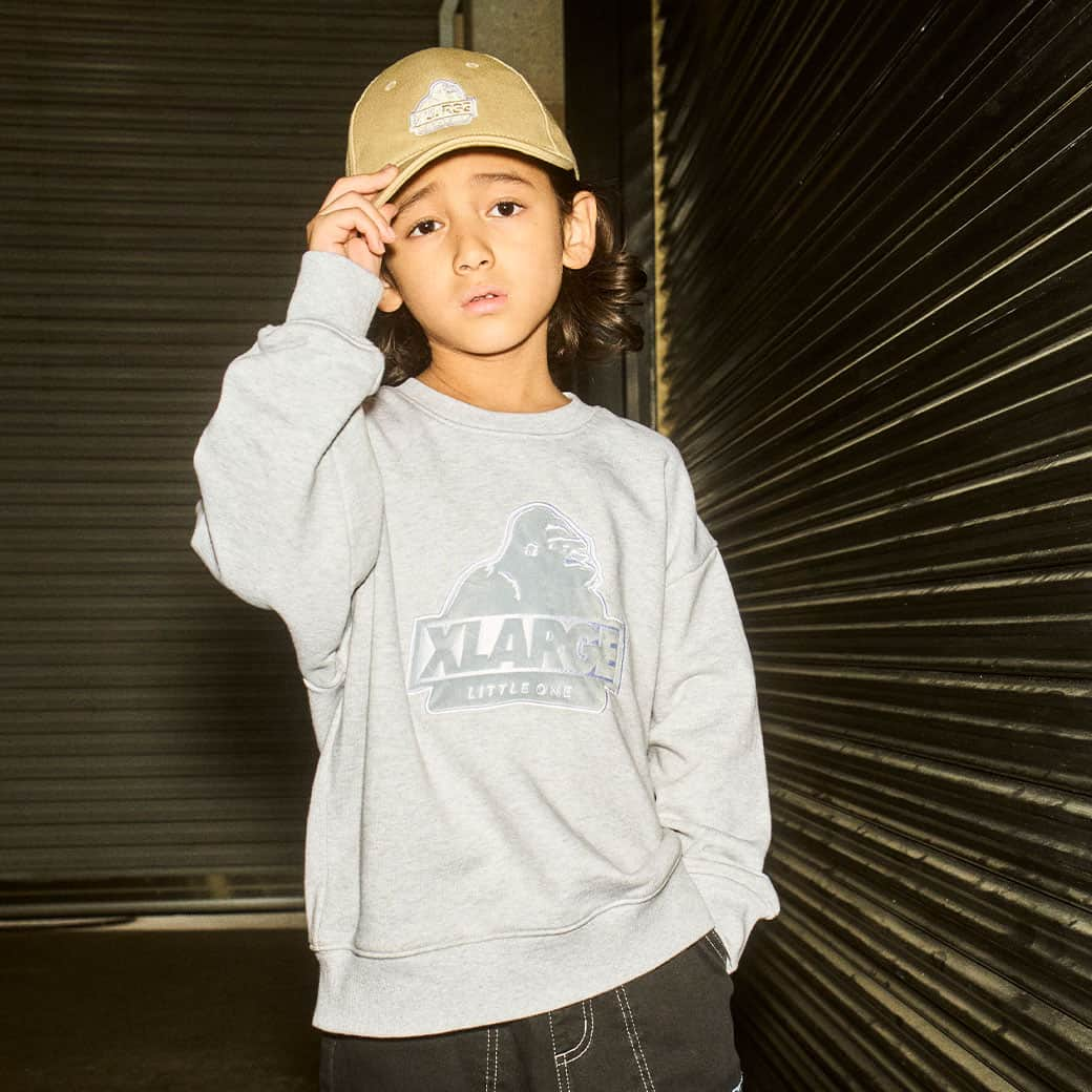 X-girl Stages Officialのインスタグラム：「⭐️XLARGE KIDS(エクストララージ キッズ)⭐️ ⁡　  スランテッドゴリラを起毛素材で落とし込んだグラフィックトレーナーは、定番のデザインながら、シーズンらしい雰囲気をプラス☆ ベーシックな丈でサイズ感も程よくゆとりがあるので、デイリーユースにぴったりです！裏毛仕様のため、季節を通して着用できます。  　 ☑︎スランテッドゴリラトレーナー 商品番号：9434210￥6,930 (税込) ⁡　 　 ••••••••••••••••••••••• ⁡　 💻📱公式オンラインSHOP NARUMIYA ONLINE 冬の新作アイテム続々入荷中✨ ⁡　 Instagramプロフィール↑↑↑URL🛍 または「ナルミヤオンライン」で検索して下さい🔍 @narumiyaonline_official ⁡　 •••••••••••••••••••••••• ⁡　  #エクストララージキッズ #XLARGEKIDS  #エクストララージ #XLARGE  #ナルミヤオンライン #kidsfashion #kids #キッズ #キッズファッション #トレーナー #スウェット #ストリートコーデ #kidswear #instatoddler  #冬服 #キッズモデル #子供服 #子供服通販 #narumiyaonline #男の子コーデ #男の子ママ #kidsfashion #ogゴリラ #むすこーで」