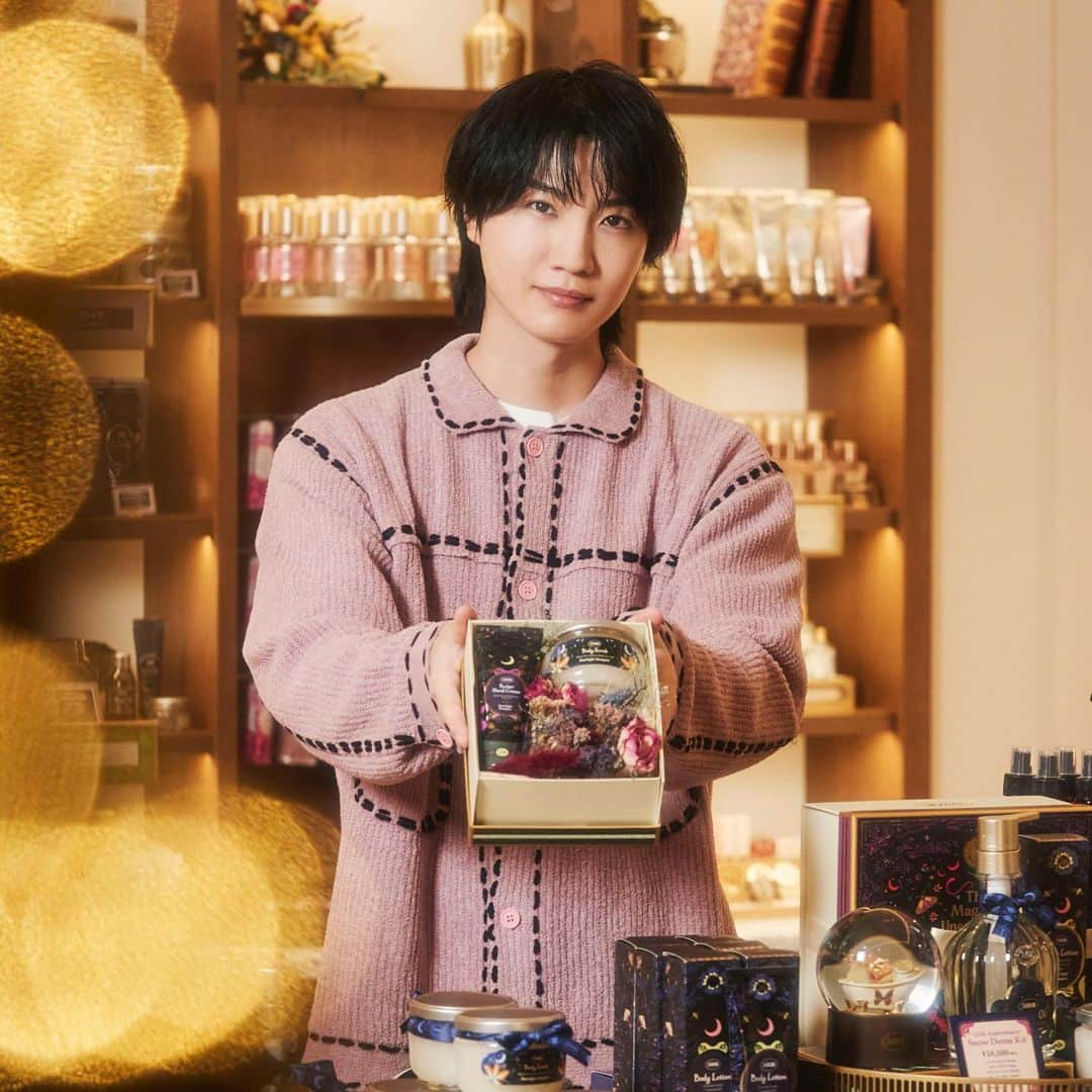 SABON Japanさんのインスタグラム写真 - (SABON JapanInstagram)「俳優 桜田通( @dorisakurada )さんが中目黒にある 「SABON l’Atelier SPA(サボン アトリエ スパ)」に登場✨  現在、サボン アトリエ スパでは 多彩なホリデーギフトを楽しむ限定サービスを ご用意しております🎄  ¥7,000（税込）以上ご購入のお客様に 対象製品にお好きな文字を刻印サービスや、 12/25まで限定のホリデーの香り「スターライト・ブーケ」を イメージしたフラワーやグリーンを使用した RELOVE FLOWER（ドライフラワー）をご用意しております💐 ※ブーケは通常の香り『パチュリ・ラベンダー・バニラ』、『デリケート・ジャスミン』、『グリーン・ローズ』、『ホワイトティー』もございます。  感謝と祝福を伝え、大切な人と喜びを分かち合う 特別な体験を提供し、心ときめく瞬間を贈るSABONのギフト。 SABONでは『ギフト』という言葉に込められた深い想いを 大切に、お客様と一緒に、 贈る方に合わせたアイテム選びをお手伝いしております🎁  今年のホリデーシーズンは、 世界にたった1つのギフトをSABONで選んでみませんか✨  #sabon #サボン#SABONギフト#サボンアトリエスパ#sabonlatelierspa  #サボンホリデーコレクション #ホリデー #ホリデーコレクション #sabonホリデーコレクション #sabonスターライトブーケ#sabon聖なる夜#holidaycollection #holiday#ボディケア #ホリデーコレクション #ギフト#香り #ご褒美 #プレゼント #クリスマスプレゼント #クリスマスコフレ」11月27日 18時08分 - sabon_japan