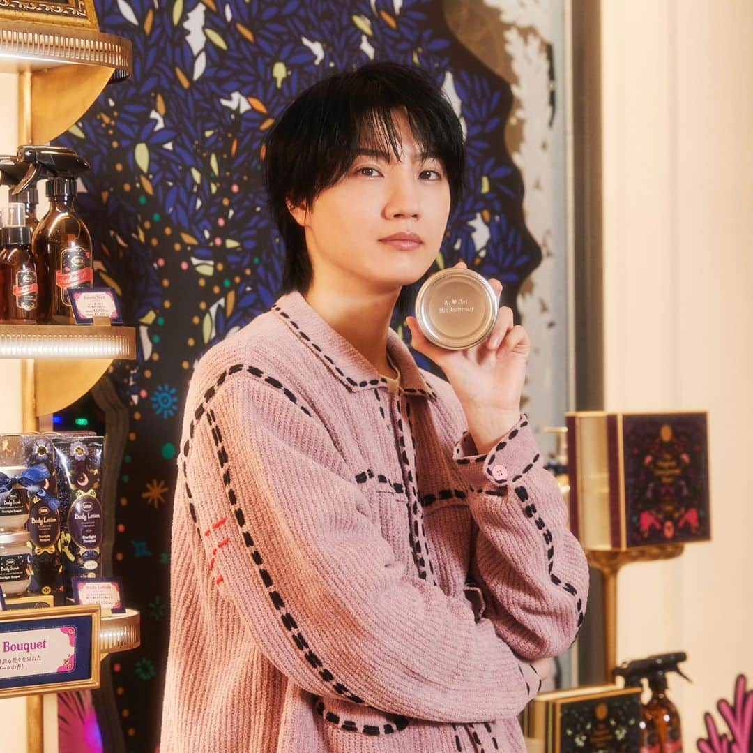 SABON Japanさんのインスタグラム写真 - (SABON JapanInstagram)「俳優 桜田通( @dorisakurada )さんが中目黒にある 「SABON l’Atelier SPA(サボン アトリエ スパ)」に登場✨  現在、サボン アトリエ スパでは 多彩なホリデーギフトを楽しむ限定サービスを ご用意しております🎄  ¥7,000（税込）以上ご購入のお客様に 対象製品にお好きな文字を刻印サービスや、 12/25まで限定のホリデーの香り「スターライト・ブーケ」を イメージしたフラワーやグリーンを使用した RELOVE FLOWER（ドライフラワー）をご用意しております💐 ※ブーケは通常の香り『パチュリ・ラベンダー・バニラ』、『デリケート・ジャスミン』、『グリーン・ローズ』、『ホワイトティー』もございます。  感謝と祝福を伝え、大切な人と喜びを分かち合う 特別な体験を提供し、心ときめく瞬間を贈るSABONのギフト。 SABONでは『ギフト』という言葉に込められた深い想いを 大切に、お客様と一緒に、 贈る方に合わせたアイテム選びをお手伝いしております🎁  今年のホリデーシーズンは、 世界にたった1つのギフトをSABONで選んでみませんか✨  #sabon #サボン#SABONギフト#サボンアトリエスパ#sabonlatelierspa  #サボンホリデーコレクション #ホリデー #ホリデーコレクション #sabonホリデーコレクション #sabonスターライトブーケ#sabon聖なる夜#holidaycollection #holiday#ボディケア #ホリデーコレクション #ギフト#香り #ご褒美 #プレゼント #クリスマスプレゼント #クリスマスコフレ」11月27日 18時08分 - sabon_japan