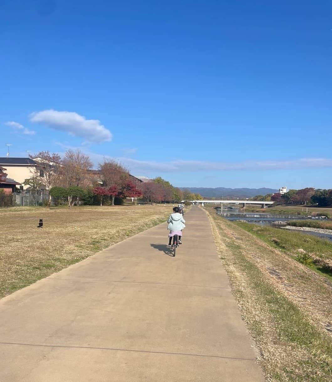 市川海老蔵 （11代目）のインスタグラム：「* Riding bicycles, with the two🚲💕 I always recall the day, Mao and I rode bicycles🚲 whenever I come here…  2人と、  自転車🚲💕  麻央と自転車🚲したの 懐かしいと、  いつも、ここ来ると思い出す、  #市川團十郎白猿 #市川海老蔵 #海老蔵  #市川新之助 #成田屋 #歌舞伎 #成長記録 #子育てぐらむ #子供のいる暮らし #子どものいる暮らし #子育て日記 #三千世界 #children #childphotography #daughter #son #ABKAI #ABMORI #ebizoichikawa #ebizo #kabuki #thunderparty #theater #theaterarts #actor #japan #classic」