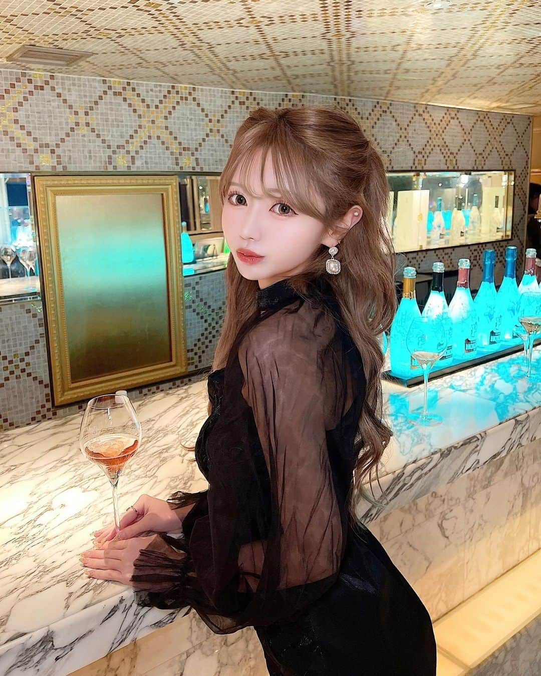 伊上あやさんのインスタグラム写真 - (伊上あやInstagram)「HOXXOH Champagne Secret Party に招待してもらったので、行ってきた💞🥂  光る高級シャンパン、ピンク色で可愛くて、 飲みやすくて甘くて美味しかった♡♡  久しぶりにドレスアップっ！ このワンピースはどこのでしょうか？ ヒントはあすつくっ⋆⸜💡⸝⋆ コメントで待ってるねw  #オックス #HOXXOH #シャンパン #シャンパーニュ #PR #六本木 #表参道 #ドレスアップ #パーティドレスアップ #パーティ」11月27日 18時09分 - o.aya_0613