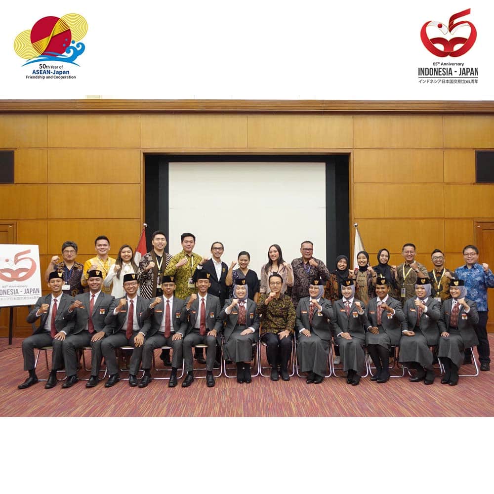 石井正文のインスタグラム：「Pada tanggal 27 November 2023, delegasi Indonesia beserta pihak-pihak terkait yang akan mengunjungi Jepang dalam rangka proyek “Southeast Asian and Japanese Youth Program (SSEAYP)” tahun 2023 melakukan kunjungan kehormatan ke Kedutaan Besar Jepang.✨  Saya berharap para delegasi dapat memperkenalkan Indonesia kepada generasi muda Jepang dan delegasi dari negara-negara Asia Tenggara lainnya, serta berbagi pengalaman dan kenangan selama di Jepang setelah kembali ke Indonesia. Saya mendoakan perjalanan yang memuaskan bagi para delegasi!🤗  １１月２７日、令和５年度「東南アジア青年の船」事業でまもなく日本を訪れる、インドネシア代表団及びその関係者が大使館に来てくれました。✨ 代表団の皆さんには、日本や東南アジア各国の若者達にインドネシアを紹介し、また、帰国後はインドネシアで、日本での体験や思い出を存分に伝えていただきたいです。皆さんの旅が充実したものになることを祈っています！🤗  #65indonesiajepang #65japanindonesia #50aseanjapan #jepang #dubesjepang #dubeskanasugi #SSEAYP」