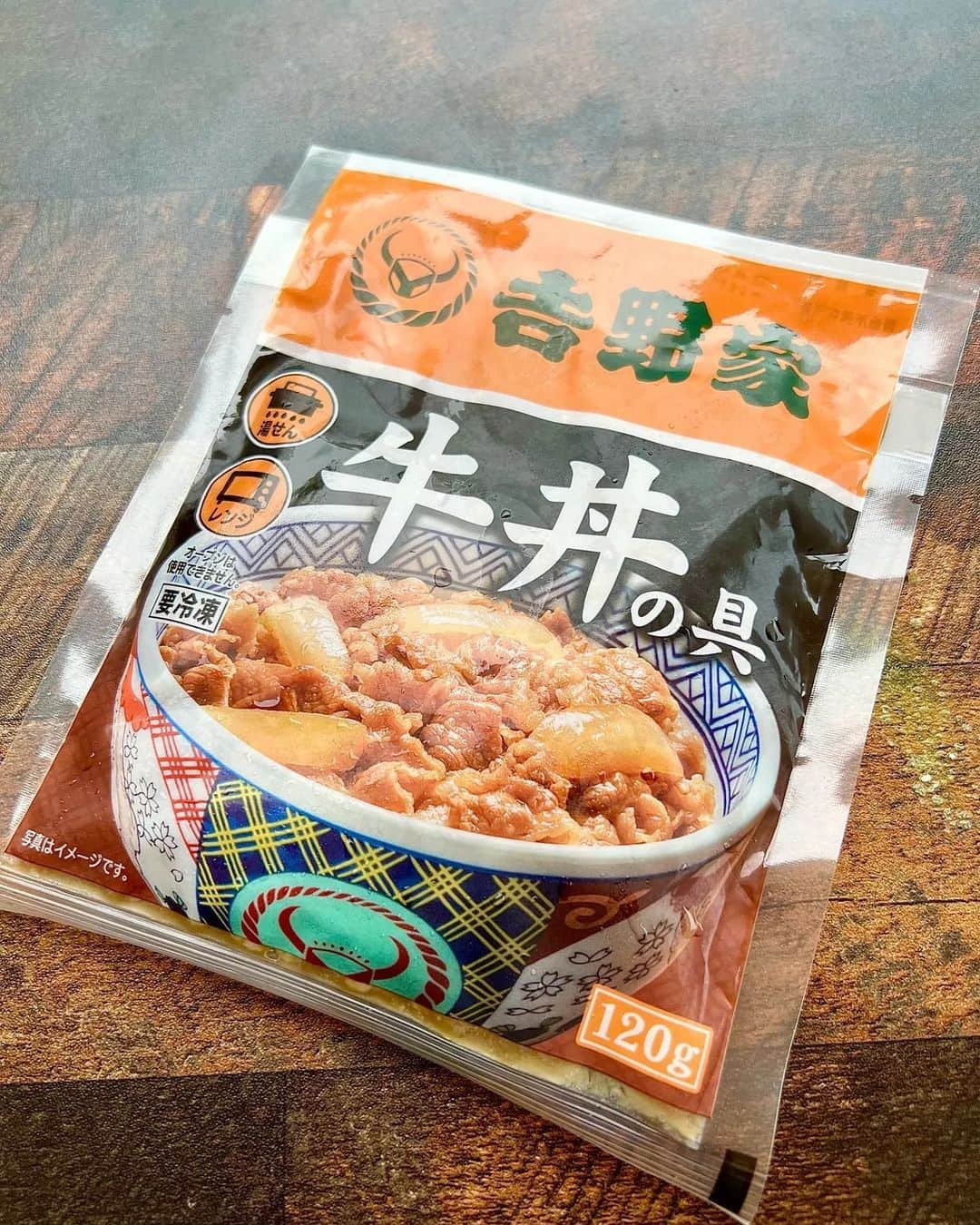 吉野家さんのインスタグラム写真 - (吉野家Instagram)「トマトが決め手！洋風アレンジ牛丼《🍅トマトすき焼き牛丼🍅》  📣 @mi.chi2605さんの投稿をご紹介！！ ぜひ参考にしてくださいね💗  🍅トマトすき焼き牛丼🍅  すき焼きからのアレンジでよくやってたトマトすき焼きを、@yoshinoya_co_jp さんより頂いた牛丼とコラボさせて、 おうち吉野家やってみました💪😋 あ、実際はキャンプ吉野家ですが😁  1.ニンニク、玉ねぎ1/4をフライパンで炒め 　ます。 2.ニンニクの香りが漂ってきたらトマト1/2を 　入れて、更に炒めます。 3.牛丼を投入して一緒に炒め、最後にバジルの 　葉などで彩りを。味が薄く感じるようなら、 　少しすき焼きのタレで調整して下さい。 4.ご飯によそったら出来上がりの 　超簡単レシピです😁✨  キャンプに持って行ってお手軽料理にはもちろん、 おうちでも2個で大盛りにしたり、 もう一品欲しい時のストック料理としても、 とても重宝すると思います👌✨  レトルトなのにこのクオリティはほんとに驚きで、 めちゃくちゃ美味しかったです😋 超おすすめですよ😁👍  ⁡～～～～～～～～～～～～～～～～～～～  #おうち吉野家 は 忙しいママとパパの味方！  皆さんの#おうち吉野家 を使った レシピをご紹介中🍀 吉野家冷凍食品で カンタンおいしいごはんを楽しもう♪ 定期便注文する人が急増中！の おうち吉野家を ぜひ公式サイトよりお買い求めください☺  公式サイトはプロフィールURLから🔽 @yoshinoya_co_jp  ～～～～～～～～～～～～～～～～～～  #おうち吉野家 #yoshinoya  #吉野家冷凍牛丼の具 #牛丼 #時短レシピ #お手軽レシピ #トマト #洋風アレンジ #キャンプ飯 #キャンプご飯 #お助けレシピ#アレンジレシピ  #時短ご飯 #肉うまレシピ  #今日のごはん  #美味しいもの好きな人と繋がりたい ＃料理好きな人と繋がりたい #肉うまレシピ #お店の味 #簡単レシピ大好き #今日のメニュー」11月27日 18時10分 - yoshinoya_co_jp