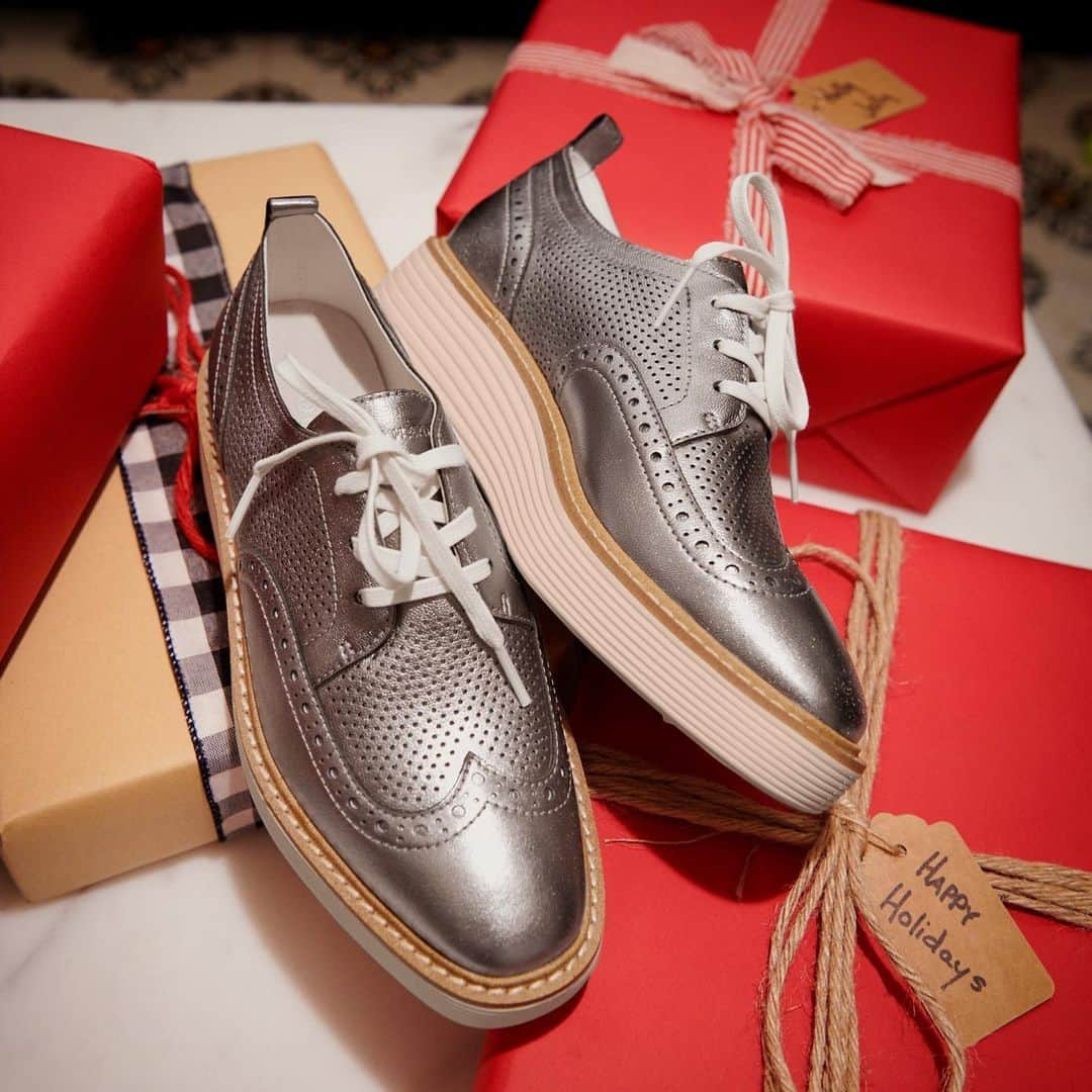 COLE HAAN JAPANさんのインスタグラム写真 - (COLE HAAN JAPANInstagram)「. 【冬新作シューズ】 アイテムが気になったら「❄️」でぜひコメントしてください！  人気商品のオックスフォードにホリデイシーズン 大活躍のメタリックカラーが新登場！  軽く、ふんわりと歩きやすい履き心地はそのままに、 ドレスアップシーンにぴったりな一足を 是非取り入れてみて。  👞 オリジナルグランド プラットフォーム ウィングチップ オックスフォード womens ￥38,500-  23FW Collectionは公式サイトで公開中！ @colehaanjapan  #ColeHaan #コールハーン #冬ファッション #ホリデイギフト #オックスフォード #クリスマス」11月27日 18時21分 - colehaanjapan