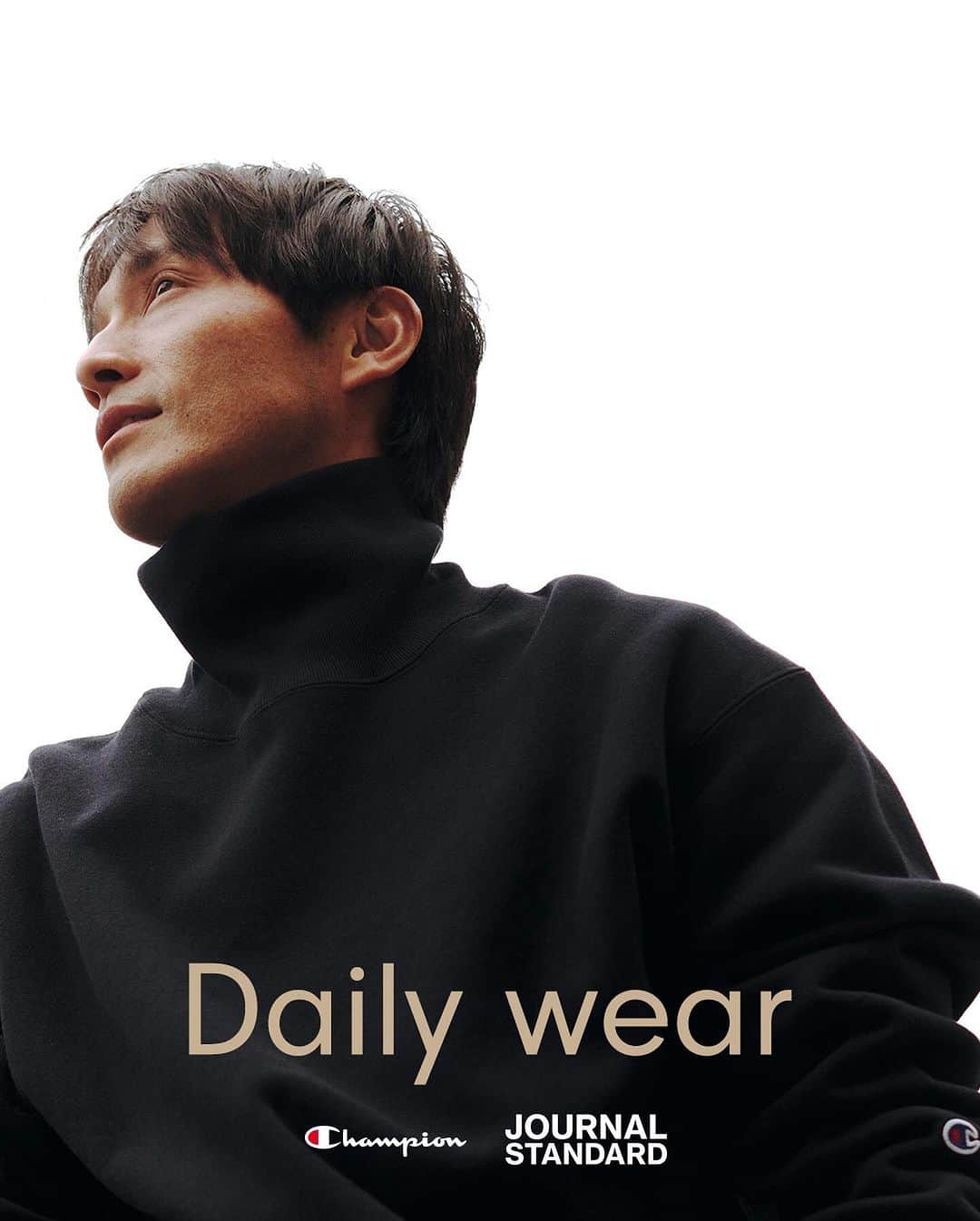 JOURNAL STANDARDのインスタグラム：「【 Daily wear 】CHAMPION × JOURNAL STANDARD  毎日を気分よく過ごすためのウェアとして、 CHAMPIONの名作「リバースウィーブ®」をJOURNAL STANDARDが再考し、 静謐でありながら細かなディテールに工夫を凝らしたスウェットコレクションをこの度リリースする。 型からオリジナルで製作したタートルネック、ジップフーディ、スウェットパンツの3作は シンプルな佇まいながらもどこか気品さも携えている。 現代で暮らすわたしたちにどうフィットするかをイメージし、 これから先もずっと着ていきたくなるような服を目指した今作。 日常生活には欠かすことのできない“デイリーウェア”は、ワードローブに深みをもたらす。 ———————————————————— Photo_Kodai Ikemitsu Styling_Keisuke Shibahara Hair_Kazuhiro Naka Make-up_Kie Kiyohara Model_Daisuke、Luke、Gray Edit_Ryotaro Miyazaki ———————————————————— #2023aw #journalstandard #baycrews #fashion #journalstandardmens #journalstandardladies #ジャーナルスタンダード」