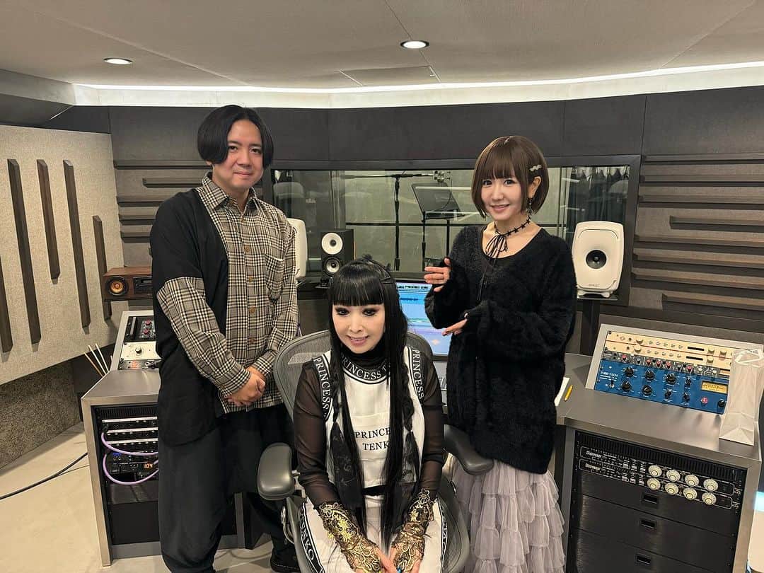 yucat（加藤有加利）のインスタグラム：「本日は #プリンセス天功 さんの歌レコーディングでした🎧🎶  楽曲提供させていただいた曲を たくさん聴き込んで歌い込んで色んな歌い方を試して下さったのがよく分かるくらい しっかり仕上げて来て下さった天功さん 一瞬で素晴らしいテイクをいただきました✨ 編曲はたくさんお世話になっている #遠藤ナオキ さん 絶大なる信頼と安心で何もかもお任せしまくりですが😂 今回も間違いなく最高の作品になります♡ 私もたくさんコーラスで参加しましたよ 楽しみにしてて下さいね✨✨  まずは12/30 yucat ライブにて CD先行発売スタートです🎶  #yucat」
