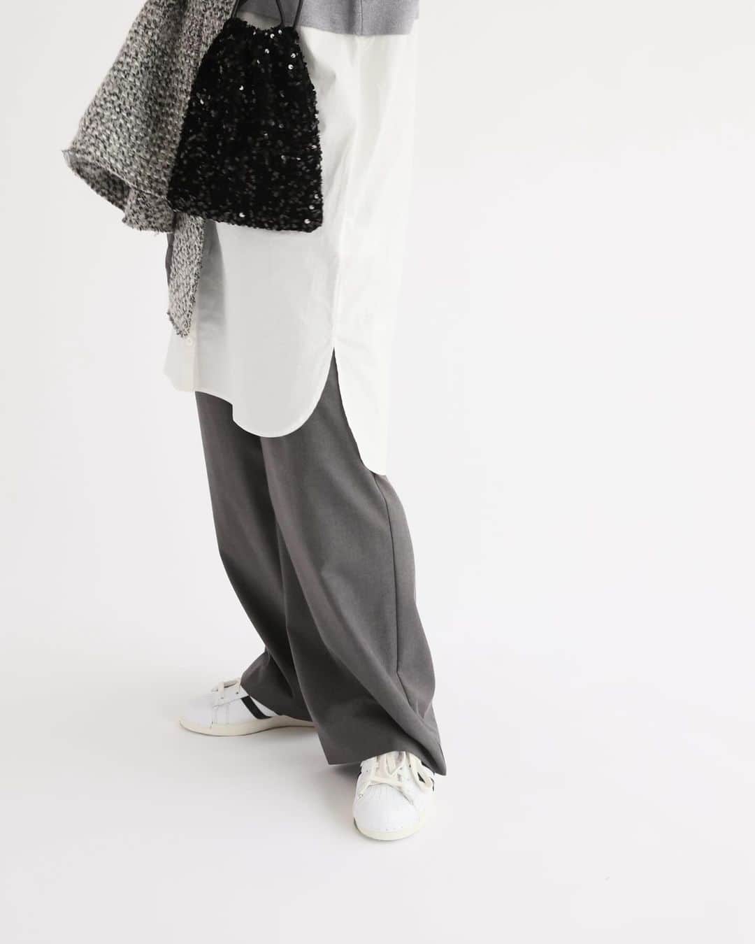 JOURNAL STANDARD relumeさんのインスタグラム写真 - (JOURNAL STANDARD relumeInstagram)「これ1枚でトレンドのレイヤードスタイルが完結！ "TORRAZZO DONNA"のドッキングワンピースとチュニック。 ⁡ ⁡ 𝘬𝘯𝘪𝘵 × 𝘴𝘩𝘪𝘳𝘵𝘴 , 𝘬𝘯𝘪𝘵 × 𝘵𝘶𝘭𝘭𝘦  ⁡ どちらも簡単に上級者見えする掛け合わせで、品良くまとめてくれます。 ⁡ ⁡ 同トーンのスラックスで合わせてトレンドライクにしても、ポイントカラーを効かせたお出かけスタイルにもぴったり！ ⁡ ⁡ ⁡ ⁡ -------------------- ⁡ 【TORRAZZO DONNA】Knit Tunic x tulle OP ¥20,900(税込) no.23040463000040 ⁡ 【TORRAZZO DONNA】Knit x Shirt Hybrid Tunic ¥16,940(税込) no.23051463000040 ⁡ -------------------- ⁡ @baycrews #ootd #relumewoman #journalstandardrelume #baycrews #relume #ジャーナルスタンダードレリューム #レリューム #ベイクルーズ #カジュアル #カジュアル派 #カジュアルファッション #大人カジュアル #トラッゾドンナ #TORRAZZODONNA #レイヤード #ドッキングブラウス #ドッキングシャツ #重ね着風 #重ね着 #ワントーン #オールブラック #ツイード #ツイードジャケット #ツイードベスト #スラックス #カラーマフラー #上品カジュアル」11月27日 18時21分 - js_relume