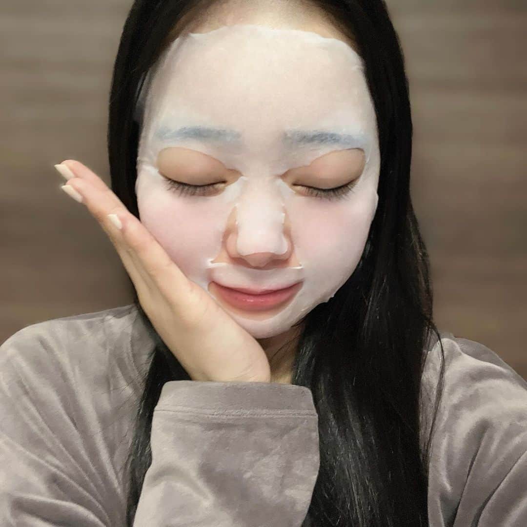 増田彩乃さんのインスタグラム写真 - (増田彩乃Instagram)「.  一緒にハート作り ?? 風なお写真 ♩ 笑  最近はずっとルルルンを使っているのですが、 お肌の調子がよくなっているような気が ... 💭  " 薬用ルルルン 美白アクネ " こちらのパックは 1枚ずつ入っているので持ち運びもしやすく、 シートがとてもお顔にフィットします !! ☺︎ ♡  過去にベスコスを受賞したことのある商品で ニキビになりたくない時に使っています 🌿  美肌目指してこれからも頑張ります！ ; ; ✦  #PR #ルルルン #薬用ルルルン #シートマスク #美白 #貼るフェイスサプリ #医薬部外品 #ニキビ予防 #w効果」11月27日 18時13分 - m_ayano26