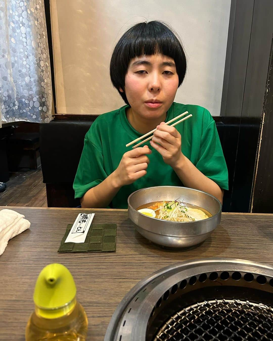 はるさんのインスタグラム写真 - (はるInstagram)「誠と焼肉行った日 初めての2人ご飯 メニュー選びからお互い苦戦しながら油もんばっかり頼んで後半腹ちぎれかけた お酒ではなく瓶ラムネをお供に焼肉爆食い 楽しい晩御飯になりました 後半永遠関西弁になってたのだけなんで？？？ 今度はボーリングオール予定が決まりそうだったのではぐらかしながら帰宅 誠ありがと！！！」11月27日 18時13分 - elf_haru616