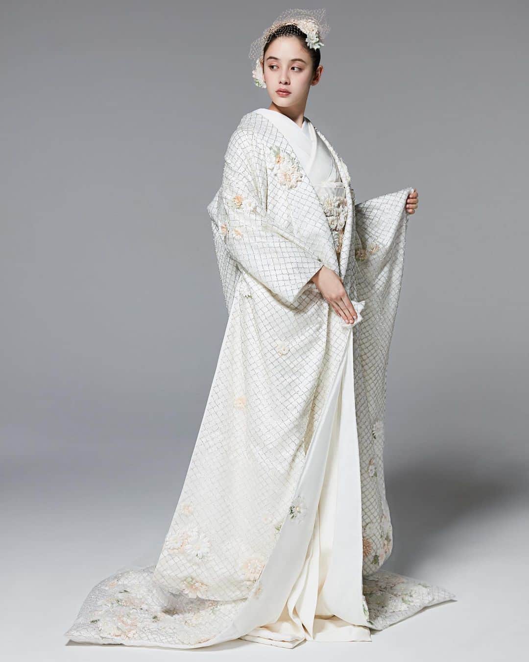 東京會舘本舘ウエディングのインスタグラム：「@tokyokaikan_wedding .——————————. * 日本古来から伝わる花嫁衣装 白無垢に今のトレンドをプラスして レトロモダンな装いに。  人とは違うコーディネートを叶えられたい 花嫁さまにおすすめの1着です。  Dress...@takamibridal_costume #TAKAMIBRIDAL #タカミブライダル * ——————————. #東京會舘 #tokyo #関東花嫁 #weddingdress #東京花嫁 #wedding #dress #ウェディングドレス #プレ花嫁 #卒花 #結婚式場 #日本中のプレ花嫁さんと繋がりたい #結婚式準備 #ウェディングレポ #ブライダルフェア #チャペル #結婚式 #パーティ #披露宴 #weddingparty #結婚式場探し #大正ロマン #ウェディング #式場探し #式場見学 #白無垢 #和装 #和婚」