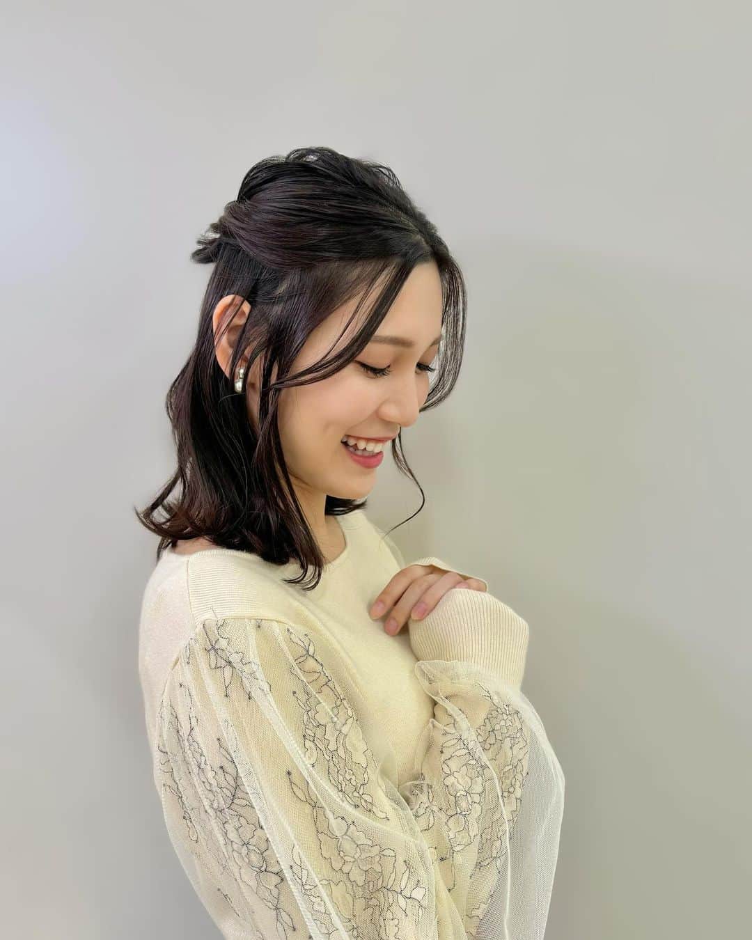 大竹彩加さんのインスタグラム写真 - (大竹彩加Instagram)「プロのヘアメイクや衣装👉@hbc_ayakaotake     今日の「今日ドキッ！」の衣装👗✨  骨格ウェーブ大優勝のコーデ！ ︎︎︎︎☑︎ 袖がチュール素材×花柄が透けて見える異素材ニット ︎︎︎︎☑︎ ダスティーピンクのマーメイドスカート    髪型は、ハーフアップで上品に🫶🏻  メイクさんいわく… 三つ編みを二束作ってドッキングした！とのことです🥹 (オシャレだけど難しそう…さすがメイクさん…！)    メイクは、スカートのダスティーピンクに合わせて いつもよりピンク濃いめの、ピンクメイクにしてみました🥰                    #hbc #北海道放送 #hbcテレビ #今日ドキッ #札幌 #アナウンサー #大竹彩加 #ミディアム #セミロング #長め前髪 #巻き髪 #ハーフアップ #ハーフアップアレンジ #三つ編みアレンジ #ヘアアレンジ #骨格ウェーブ #チュール袖トップス #マーメイドスカート #ニットコーデ #キレイめコーデ #ブルベコーデ #アナウンサー衣装 #衣装 #ブルベ夏 #ブライトサマー #イエベ春 #ブライトスプリング #顔タイプフレッシュ タイプフレッシュ #ピンクメイク #日常に彩りを加える日記」11月27日 18時15分 - hbc_ayakaotake