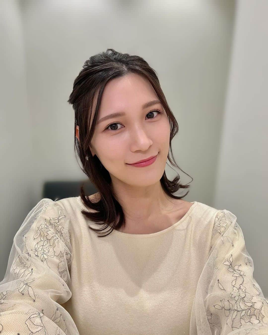 大竹彩加さんのインスタグラム写真 - (大竹彩加Instagram)「プロのヘアメイクや衣装👉@hbc_ayakaotake     今日の「今日ドキッ！」の衣装👗✨  骨格ウェーブ大優勝のコーデ！ ︎︎︎︎☑︎ 袖がチュール素材×花柄が透けて見える異素材ニット ︎︎︎︎☑︎ ダスティーピンクのマーメイドスカート    髪型は、ハーフアップで上品に🫶🏻  メイクさんいわく… 三つ編みを二束作ってドッキングした！とのことです🥹 (オシャレだけど難しそう…さすがメイクさん…！)    メイクは、スカートのダスティーピンクに合わせて いつもよりピンク濃いめの、ピンクメイクにしてみました🥰                    #hbc #北海道放送 #hbcテレビ #今日ドキッ #札幌 #アナウンサー #大竹彩加 #ミディアム #セミロング #長め前髪 #巻き髪 #ハーフアップ #ハーフアップアレンジ #三つ編みアレンジ #ヘアアレンジ #骨格ウェーブ #チュール袖トップス #マーメイドスカート #ニットコーデ #キレイめコーデ #ブルベコーデ #アナウンサー衣装 #衣装 #ブルベ夏 #ブライトサマー #イエベ春 #ブライトスプリング #顔タイプフレッシュ タイプフレッシュ #ピンクメイク #日常に彩りを加える日記」11月27日 18時15分 - hbc_ayakaotake