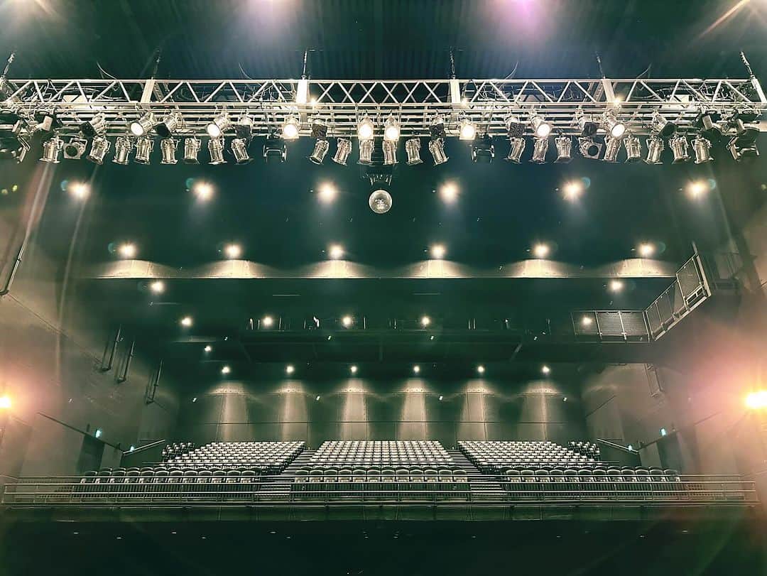 DIR EN GREYのインスタグラム：「. ［🇯🇵 JP 🇯🇵］［🇬🇧 EN 🇺🇸］ 本日！“TOUR23 PHALARIS FINAL -The scent of a peaceful death-”9本目、KT Zepp Yokohama公演！昨日はかなり寒かったですが今日の横浜は比較的暖かめです🌞夜は寒くなると思うのでLIVE後の寒暖差にはご注意ください！🐃🐂🔥🔥🔥 🍺プレモル飲みたいマネージャー藤枝  ◤◢◤◢◤◢ ↓ 🇬🇧 EN 🇺🇸 ↓ ◤◢◤◢◤◢  Today’s TOUR23 PHALARIS FINAL -The scent of a peaceful death-” 9th show, at KT Zepp Yokohama! It was pretty cold yesterday, but Yokohama’s relatively warm today 🌞 I think it will get cold at night, so be aware of the temperature change after the show! 🐃🐂🔥🔥🔥 Fujieda Manager, who wants to drink Premium Malt's 🍺  #DIRENGREY #PHALARISFINAL」