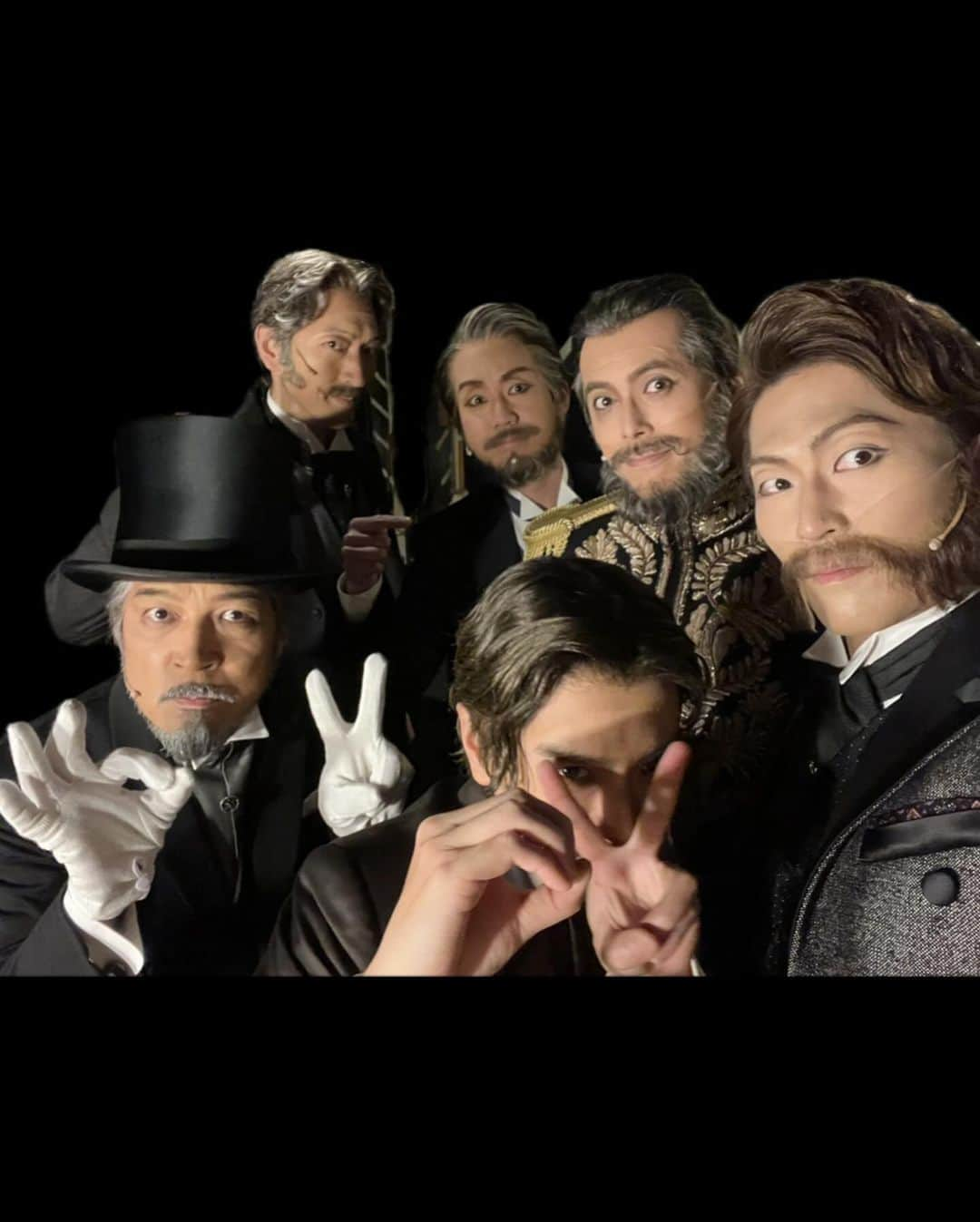 黒羽麻璃央さんのインスタグラム写真 - (黒羽麻璃央Instagram)「#LUPIN  本日もありがとうございました！  素敵笑顔のなっちゃん。ハッピーオーラ常に出てますよね！周りの空気がポワッーとしてるし周りにもいい影響を与えれるそんなお方ですクラリスさんとても素敵でございます^ ^ そしてクラリスの精の皆様とも。皆様表現力はんぱないなー、しなやかさと強さ。羨ましい。。。観てると自分まで上手くなった気がしたり（大勘違い） そして大好きな宮さん！そしてそして20世紀騎士団の皆様！ もうこの方達と一緒にいるときの安心感やばいです、舞台上にいてもなんか落ち着きます。なんか安心感通り越して落ち着いたら一緒にこたつに入ってみかんとか食べたい。ごめんなさい大先輩方に。。。 ちなみに朝隈さんの真似していつもアップしております。（いい声） さ！残り1回！頑張ります！  いつも応援してくださってる方はお気づきかと思いますが、最近私それなりの長文書くのにハマっております。 だがしかし、来週あたりからまたsns更新しなくなったら叱ってくださいね。。。」11月27日 18時18分 - mario_kuroba