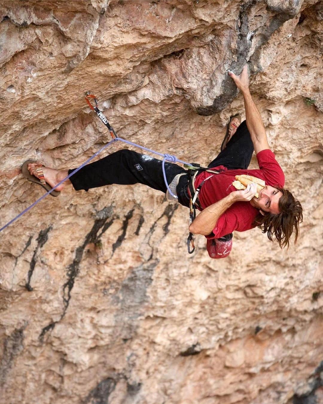クリス・シャーマのインスタグラム：「Neanderthal Santa Linya 9b from back in 2010? 🤷  Hasn’t seen so many ascents since. People are wasting their time trying find knee bars etc. while the real secret beta is right in front of their face 😅  @prana   Repost from @coreyrichproductions • Hope everyone’s enjoying those Thanksgiving leftovers!   @chris_sharma snagging a mid-route snack in flip flops. 😆 @prana @sharmaclimbing  :: @NikonUSA @LoweProBags @SanDisk @manfrottoimaginemore @NovusSelect #nikonnofilter」