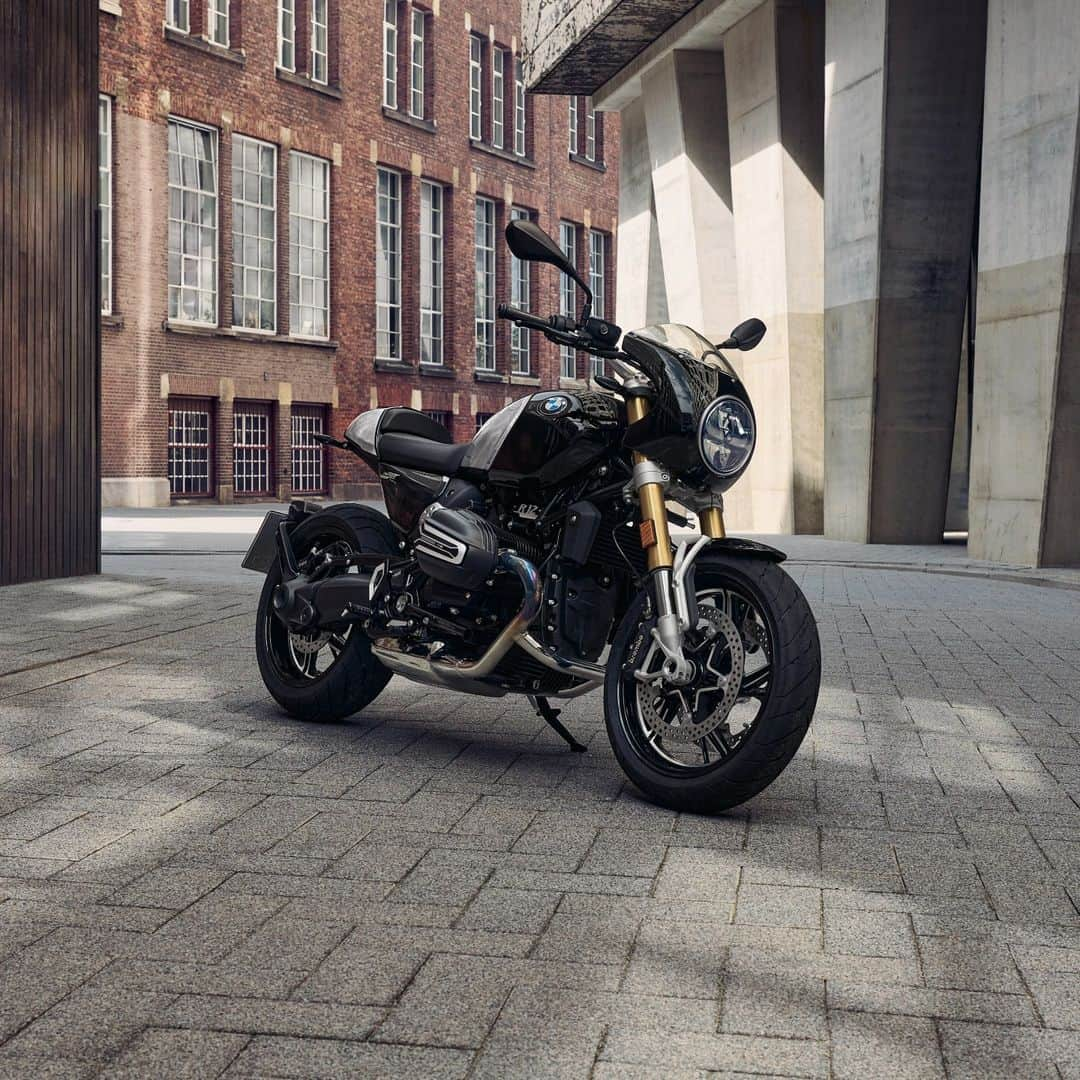 BMW Motorrad Japanさんのインスタグラム写真 - (BMW Motorrad JapanInstagram)「ストリートはあなたのステージ。いつもの街を #R12nineT で駆けぬけましょう。  R 12 nineTは個性的でスタイリッシュな #SoulFuel  のメンバーです。燃料タンクやシート、リアフェンダーまで細部に至るまであなたの個性を落とし込んでみませんか？  Option 719のビレットパーツやブラシ仕上げのアルミタンクはさらなる個性を演出します。  #MakeLifeARide #Soulfuel #BMWMotorrad #BMWモトラッド #駆けぬける歓び」11月27日 18時30分 - bmwmotorradjapan