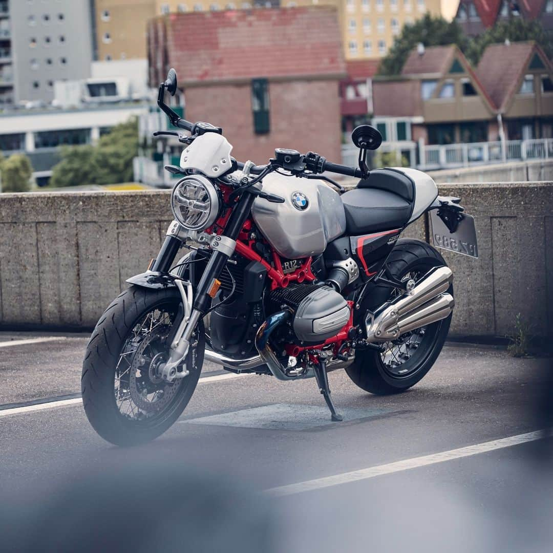 BMW Motorrad Japanさんのインスタグラム写真 - (BMW Motorrad JapanInstagram)「ストリートはあなたのステージ。いつもの街を #R12nineT で駆けぬけましょう。  R 12 nineTは個性的でスタイリッシュな #SoulFuel  のメンバーです。燃料タンクやシート、リアフェンダーまで細部に至るまであなたの個性を落とし込んでみませんか？  Option 719のビレットパーツやブラシ仕上げのアルミタンクはさらなる個性を演出します。  #MakeLifeARide #Soulfuel #BMWMotorrad #BMWモトラッド #駆けぬける歓び」11月27日 18時30分 - bmwmotorradjapan