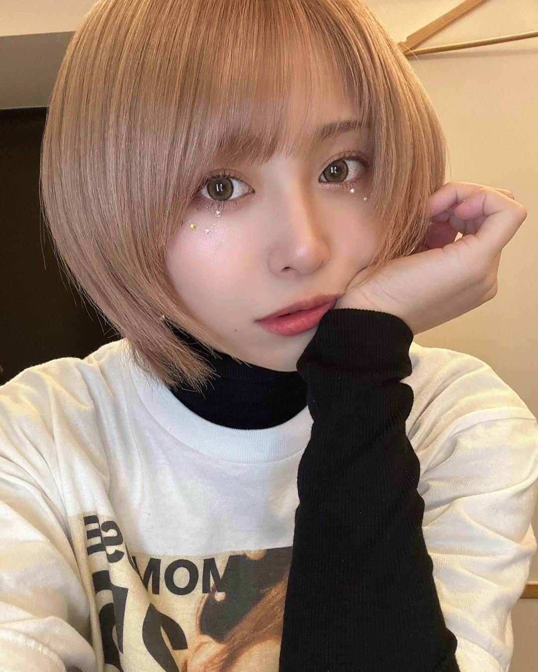 ももせのインスタグラム：「生誕Tシャツ。 ゲットしてくれた方ぜひ部屋着に使ってね😆(意外と良い素材✌︎)  そしてイベント前に髪の毛染めたよ〜 本当はエクステ付けてウルフロングにしようか迷ってたんだけど、当日ハイトーンに変更しました😂笑 ほぼお任せだったんだけど、歴代でもかなりお気に入りのカラー！！🥹❣️ ハイトーンやっぱり好きすぎる...!! ブリーチしたのにサラッサラじゃない？！ @lapis_araki_beibe にやってもらいました☺️  そしてまつ毛は安定のパリジェンヌ💭 少し期間経ってるけどずっと根元から上がってて持ち良いし最高😭✨ カールも付けてもらってめっちゃいい感じ☺️ @chie_153cm さんにお願いしてます❣️  #pr」