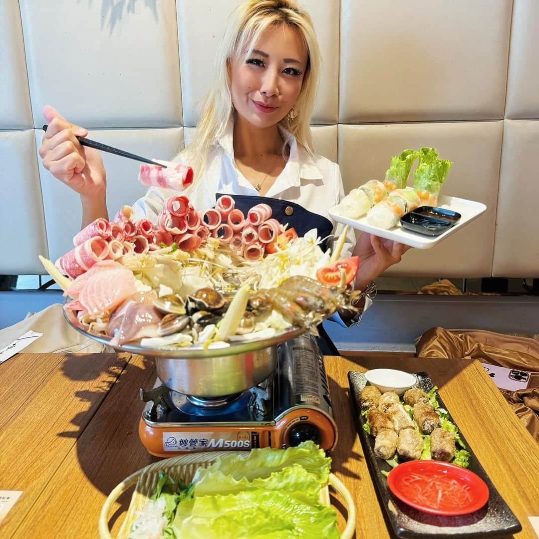ライナ・ホワンのインスタグラム：「If you’re craving Vietnamese food in Taiwan 🇹🇼 come check out @topphoruan their flavors for Vietnamese food are on point and I’ve never seen a hot pot served like this 🥹 so beautiful ✨」