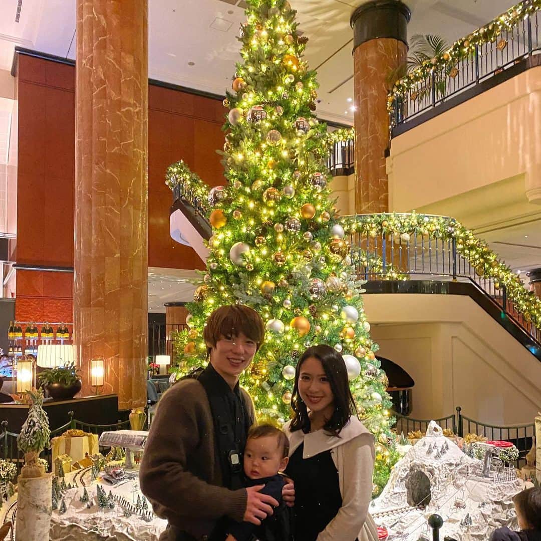 玉木碧のインスタグラム：「記念日にウェスティンホテル東京に泊まりに行きました✨  クリスマスツリーが豪華な印象があるウェスティンホテルでしたが、今年もとっても綺麗でした😆🎄  ツリーの周りに走る汽車ににも息子も夢中🚂  お部屋では、室内用に買ったレジャーシートを敷いてそこで息子を遊ばせました👶 赤ちゃんのうちは座敷系の宿泊施設を選ぶようにしてるけど、洋室の場合はベッドからの転落が怖いのでこうしてハイハイしたりお座りしたりできるスペースを作っています！  夫の試合の遠征について行く時にもかなり役立っているレジャーシートです👍  ベッドも下が空洞になってないものだったから助かった〜！！ ゴミ箱も倒れないように固定されてて、とても過ごしやすかった☺️❣️  健太さんとてもいいパパしてくれていて助かっています🥹 いつもありがとう！  #記念日 #7年間ありがとう  #ウェスティンホテル東京  #クリスマス #子連れ泊 #赤ちゃん #9ヶ月 #男の子ママ」