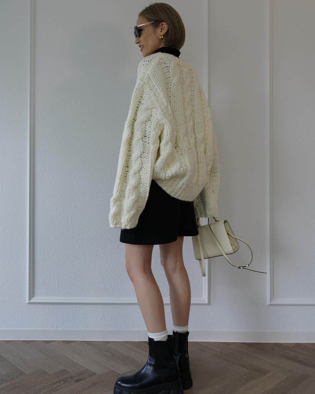 小梶恵莉さんのインスタグラム写真 - (小梶恵莉Instagram)「. 手編み風で作ってもらった ざっっくりニット。 もう可愛くて可愛くて…🤍 ヒートテック中に仕込んでも、 タートルと合わせてもらっても🙆‍♀️  女性らしさもあるVネックで 抜け感もプラスして😚  ELLIEのコートは全部羽織ってもらえます✨  3色全部好き。😚🥰😚🥰  12/2 12:00〜販売開始の新アイテムです🤍  #ellie_jp」11月27日 18時23分 - eri3580