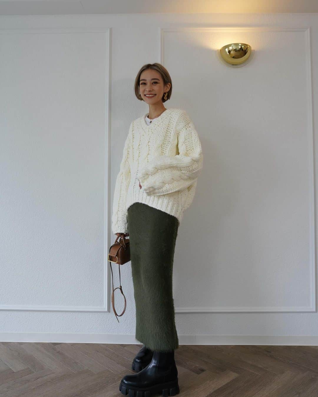 小梶恵莉さんのインスタグラム写真 - (小梶恵莉Instagram)「. 手編み風で作ってもらった ざっっくりニット。 もう可愛くて可愛くて…🤍 ヒートテック中に仕込んでも、 タートルと合わせてもらっても🙆‍♀️  女性らしさもあるVネックで 抜け感もプラスして😚  ELLIEのコートは全部羽織ってもらえます✨  3色全部好き。😚🥰😚🥰  12/2 12:00〜販売開始の新アイテムです🤍  #ellie_jp」11月27日 18時23分 - eri3580