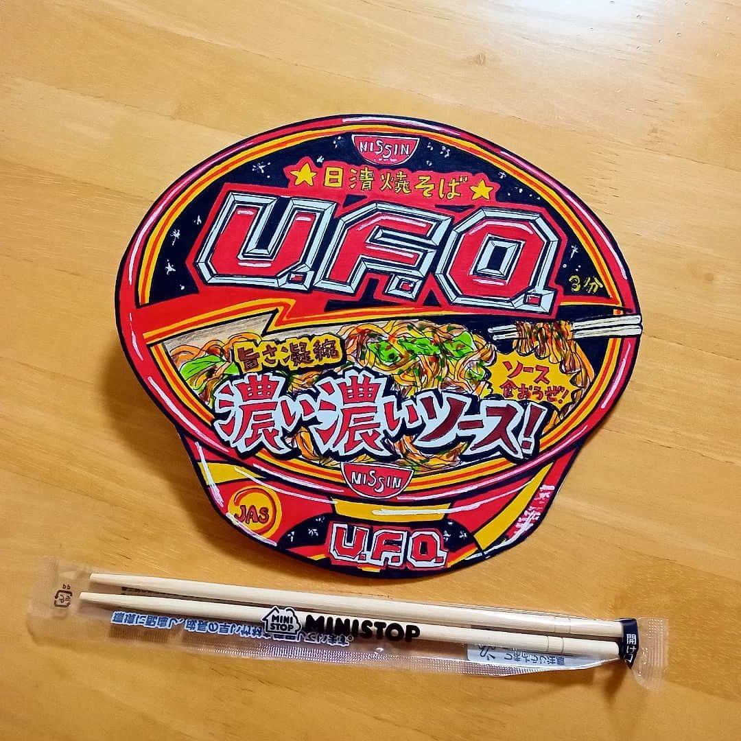 sweet_strawberryのインスタグラム：「✏️絵に描いた🛸UFO【#UFO焼きそば 】 最近、「ベビースターラーメン丸」にハマってる。 当たり前だけど、チキンラーメンをかじって食べてみるのとは違って、安心しておやつなとこがいい。 · #食べ物イラスト#フードイラスト#フェイクフード#スケッチブック#ペーパーアート#ペン字#ペン画#絵画教室#手描きイラスト#ぬりえ#色鉛筆画#手書きpop#手描きpop#手書き文字#日清UFO#カップ焼きそば」